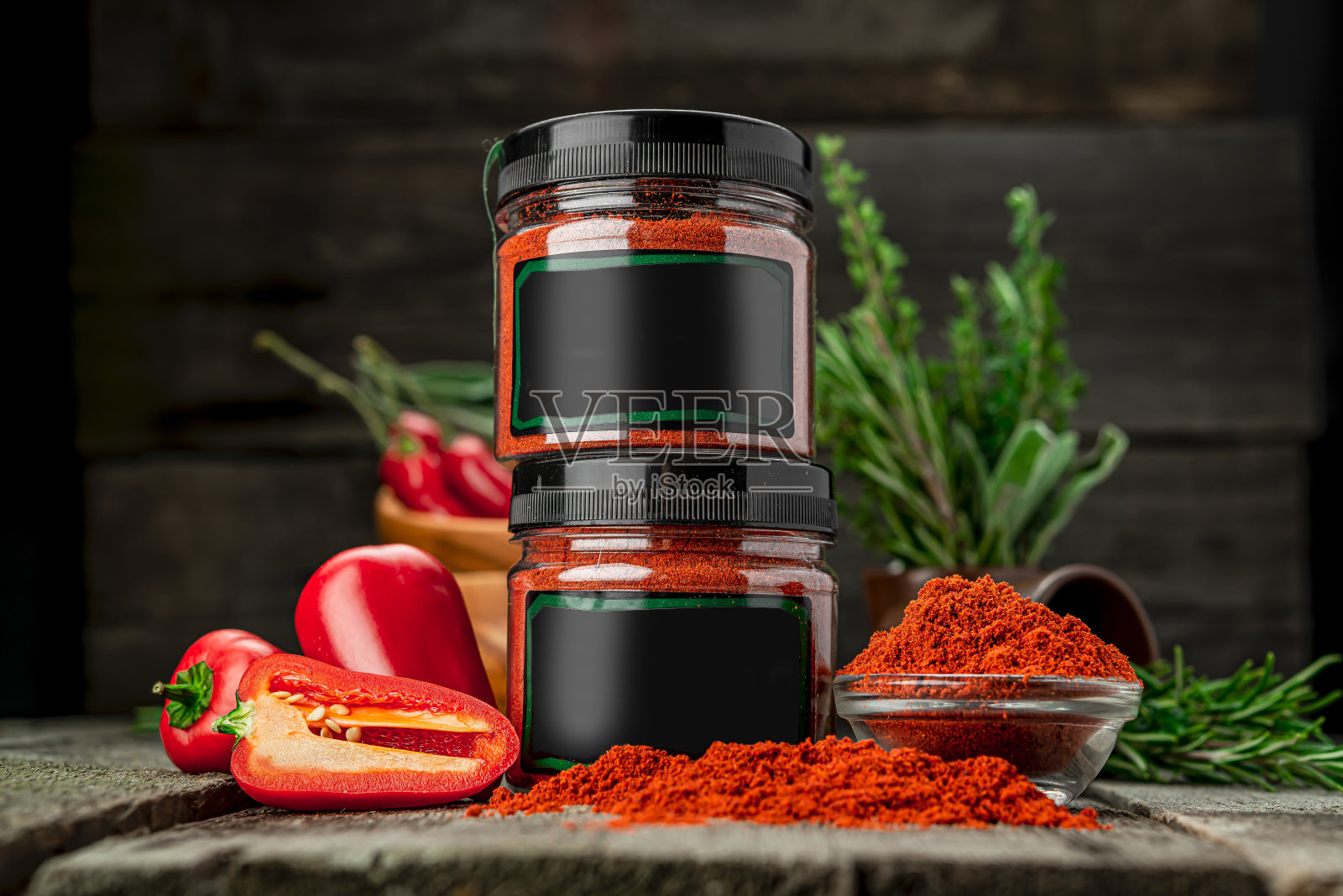 干红辣椒粉倒在盒子里出售。干香料。照片摄影图片