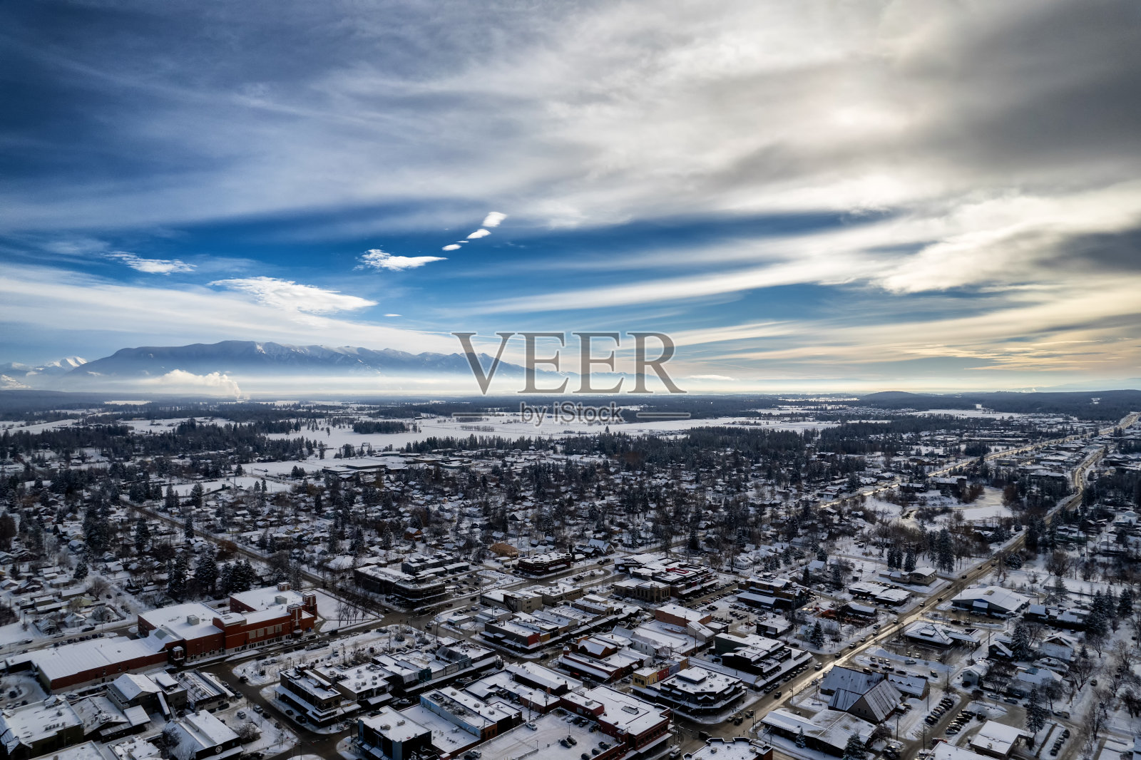 白鱼鸟瞰图，蒙大拿州在一个多云的冬日与落基山脉的背景照片摄影图片