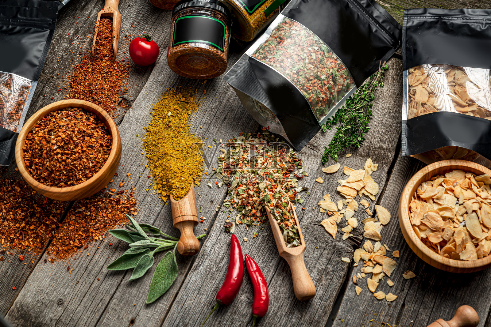 炖肉用的不同香料的混合物香料店。照片摄影图片