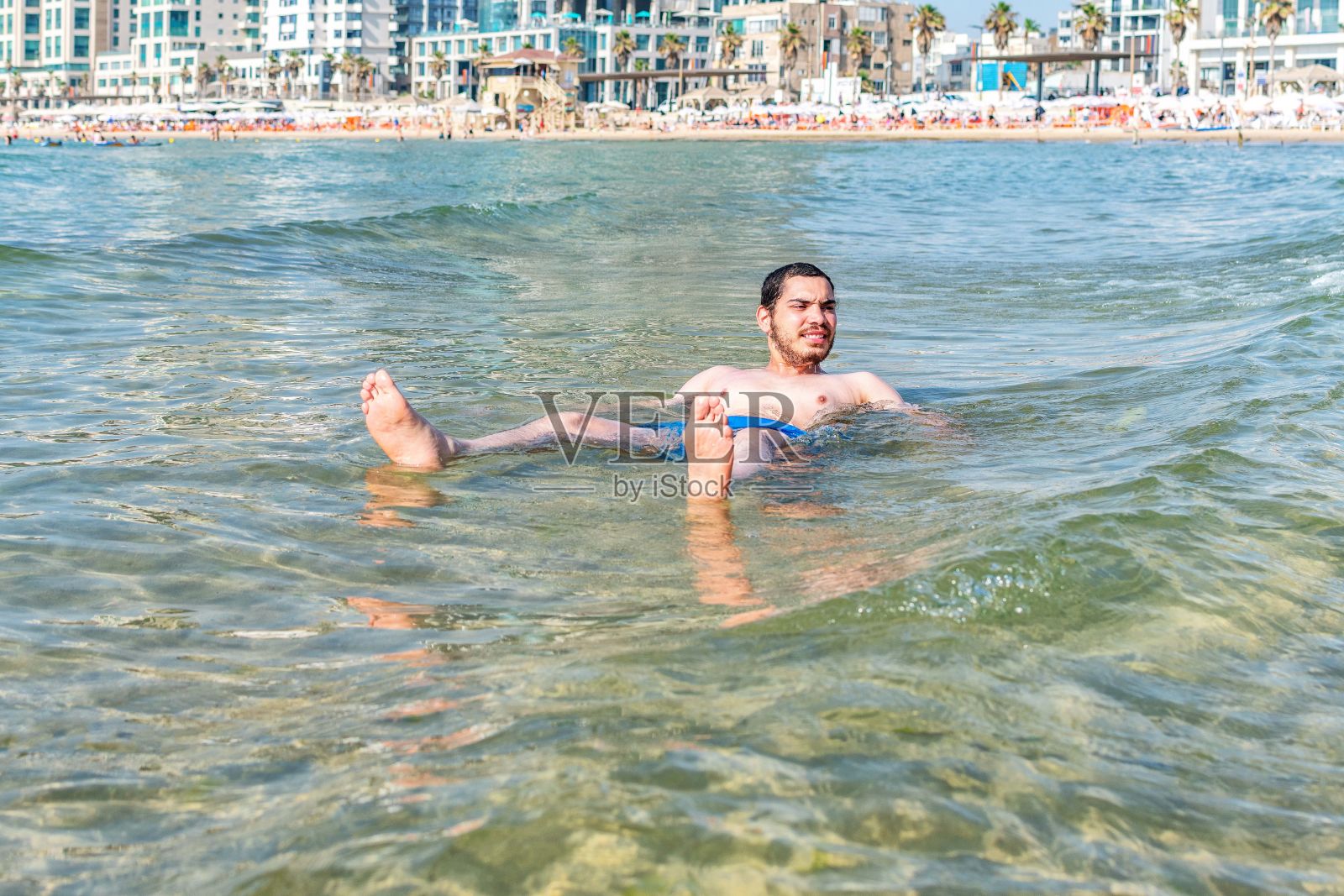 中东年轻人在暑假享受大海照片摄影图片