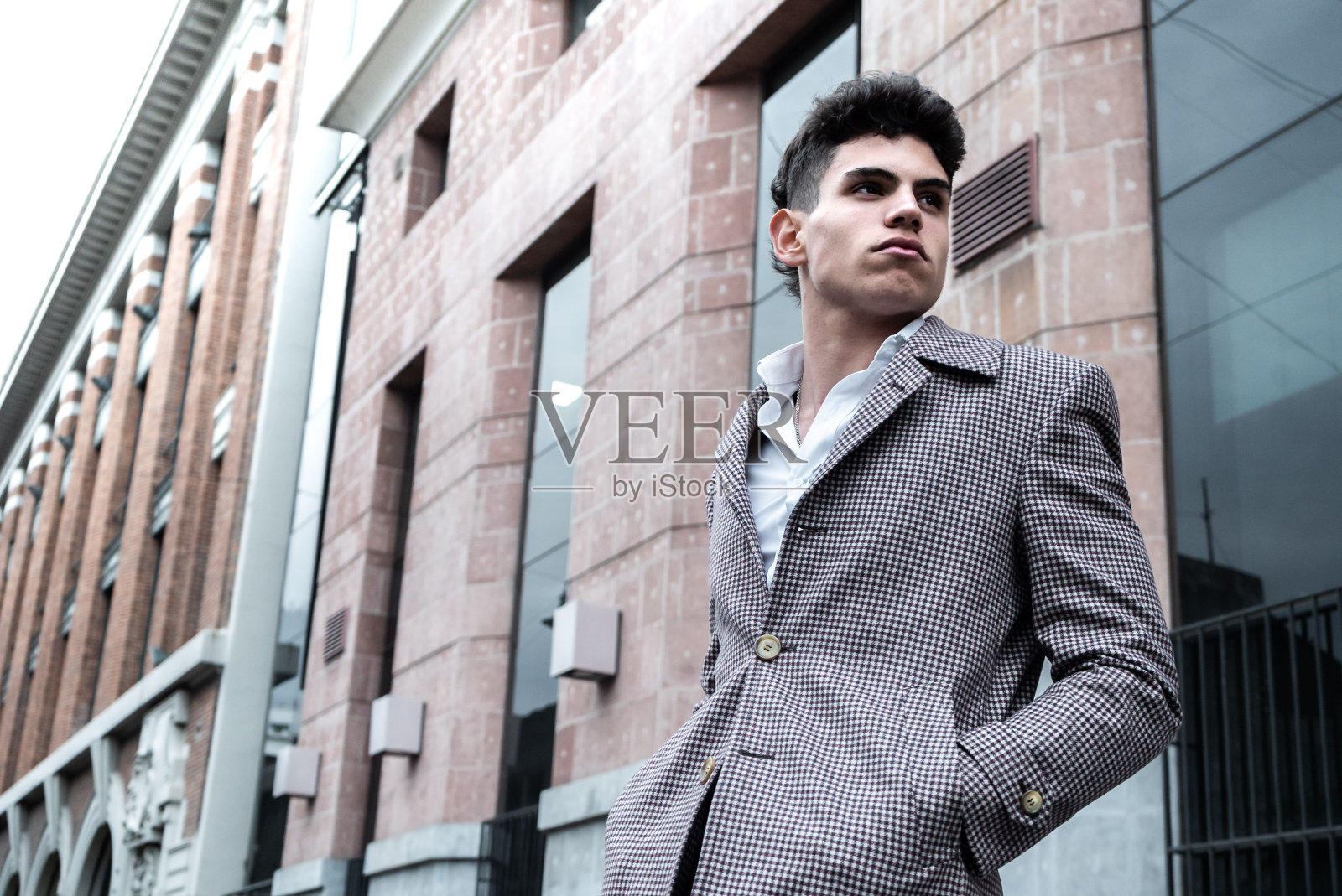 低角度拍摄的西班牙男性穿着复古风格的服装照片摄影图片