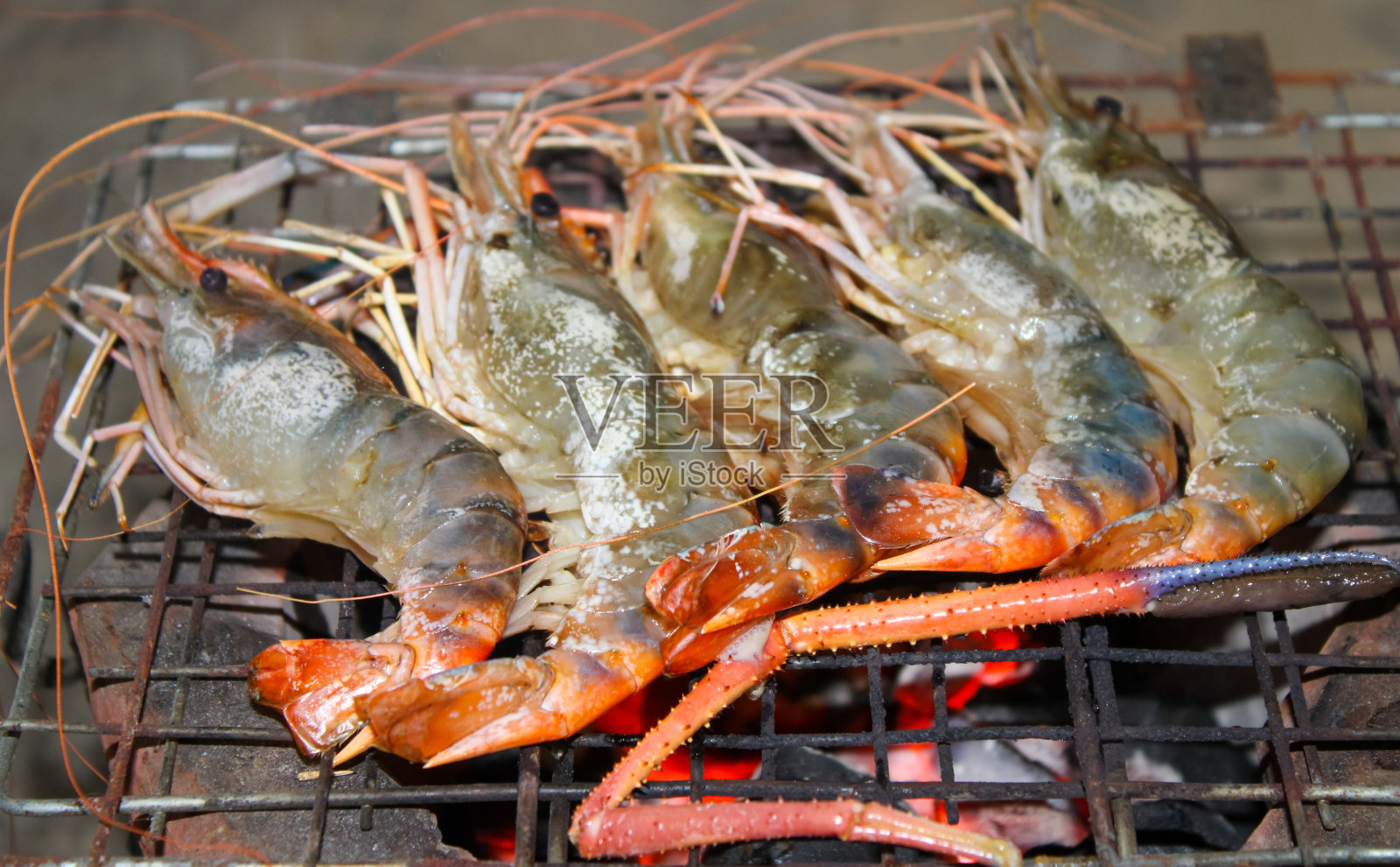 烤虾和海鲜酱。照片摄影图片