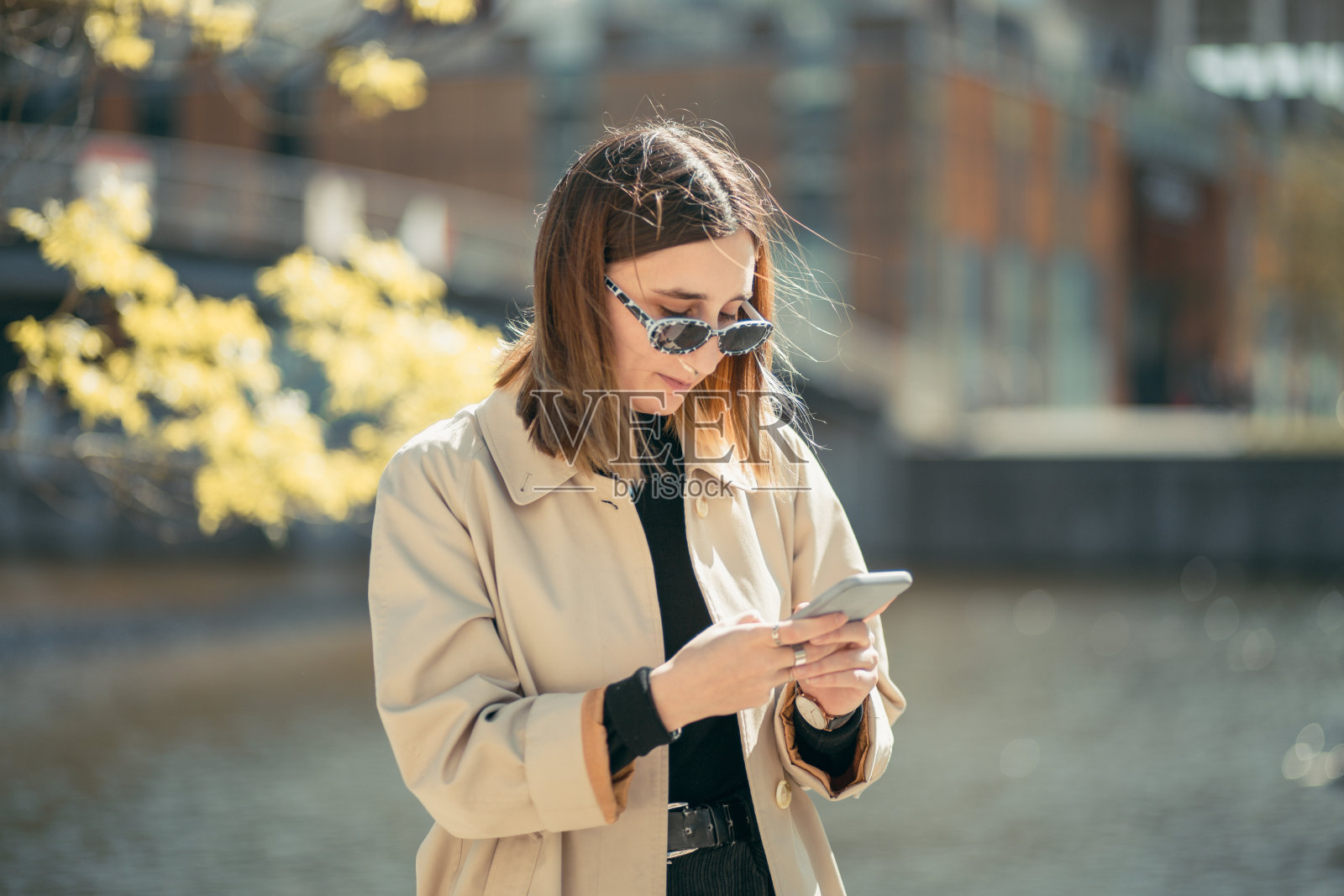 在法国里昂，一位年轻的法国女商人带着她的智能手机照片摄影图片