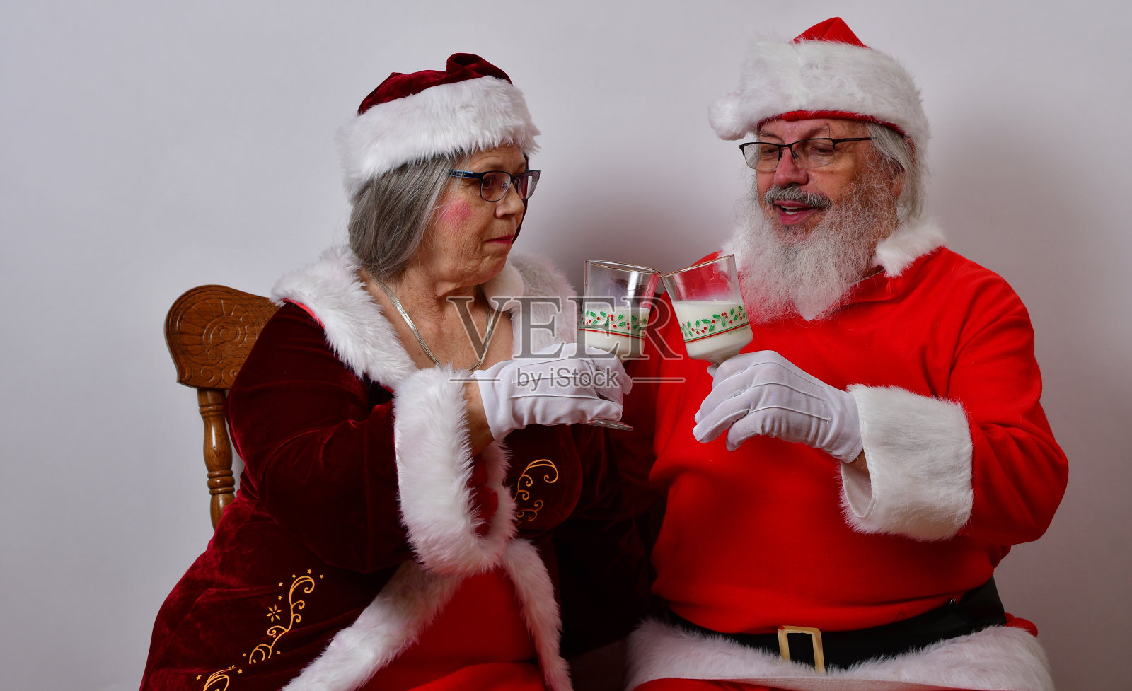 圣诞老人夫妇用一杯蛋酒敬酒照片摄影图片