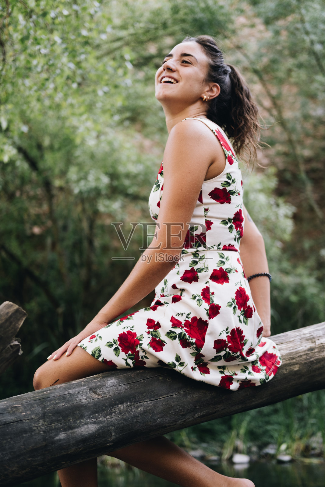 垂直拍摄一名年轻的白人女性在大自然中穿着春装照片摄影图片