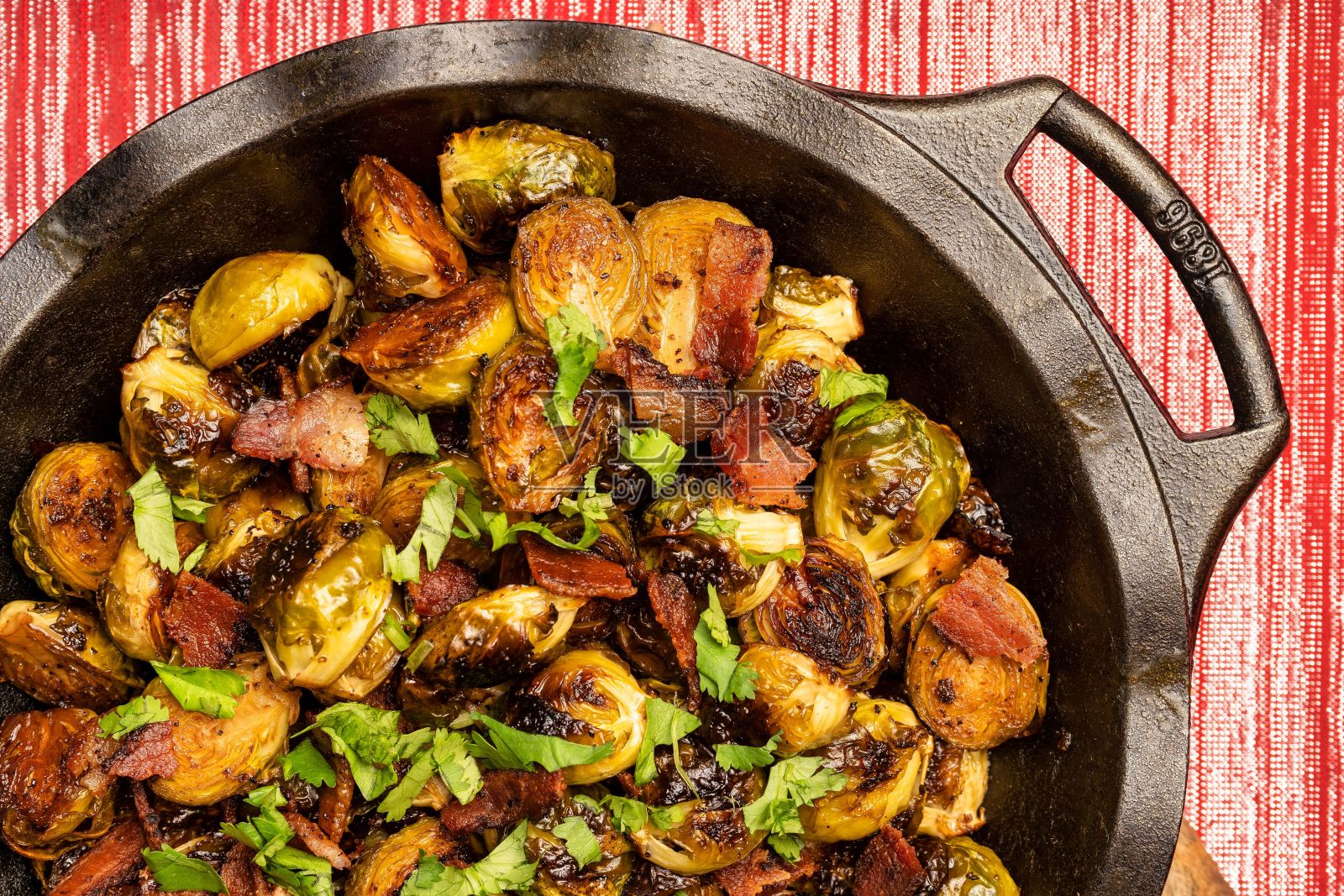 在平底锅里烤球芽甘蓝照片摄影图片