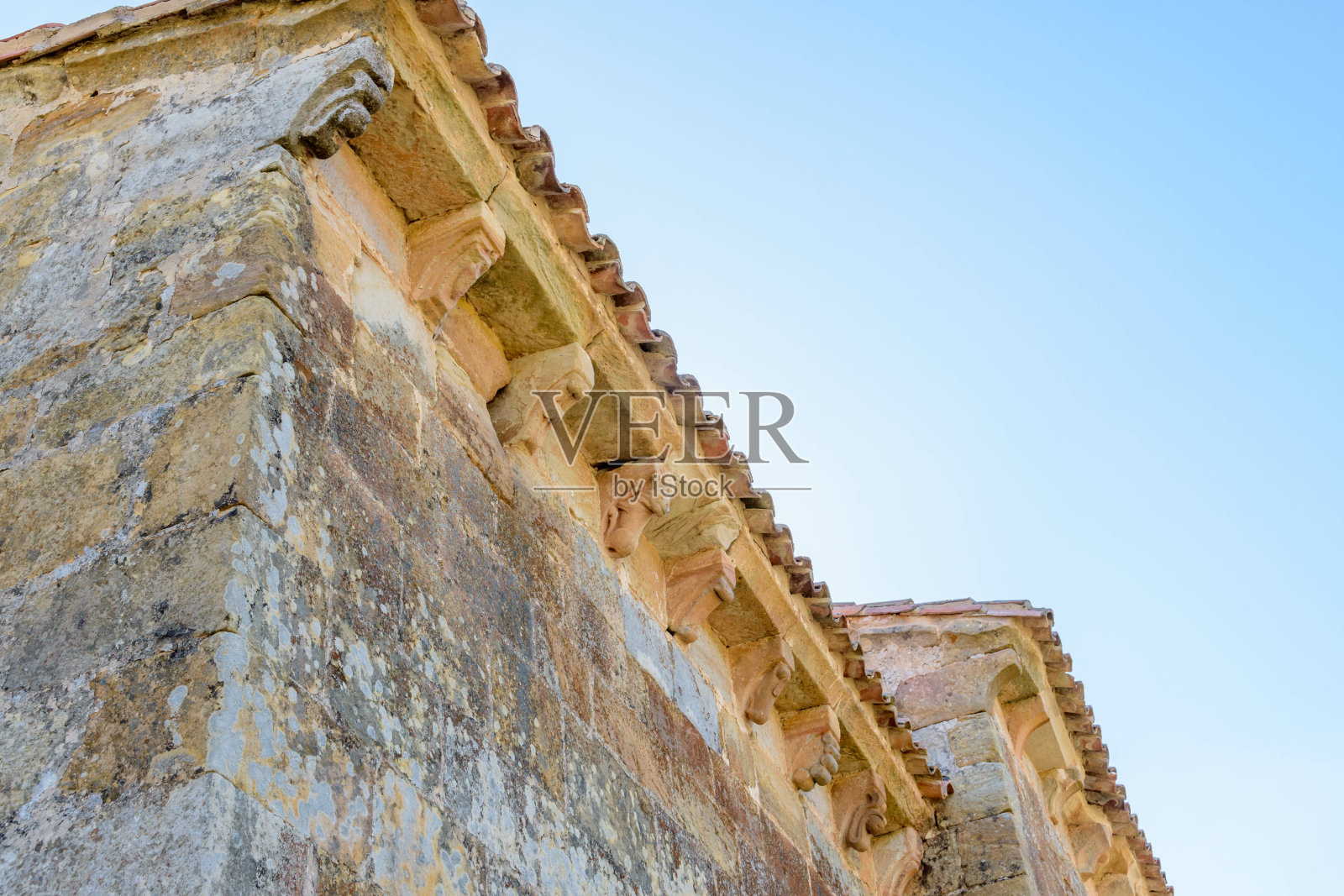 西班牙卡斯蒂利亚和莱昂的布尔戈斯的Albacastro罗马式教堂的低角度拍摄照片摄影图片