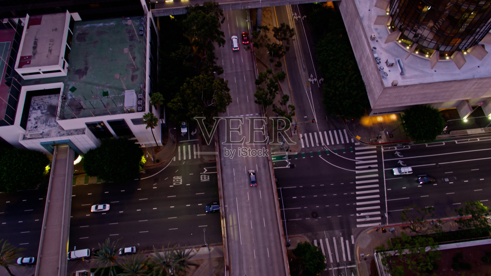 洛杉矶金融区市区早晨交通的航拍照片摄影图片