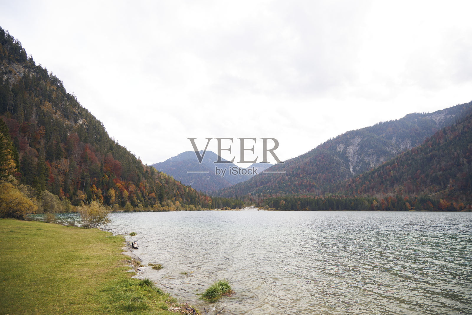 普兰塞湖的秋景照片摄影图片