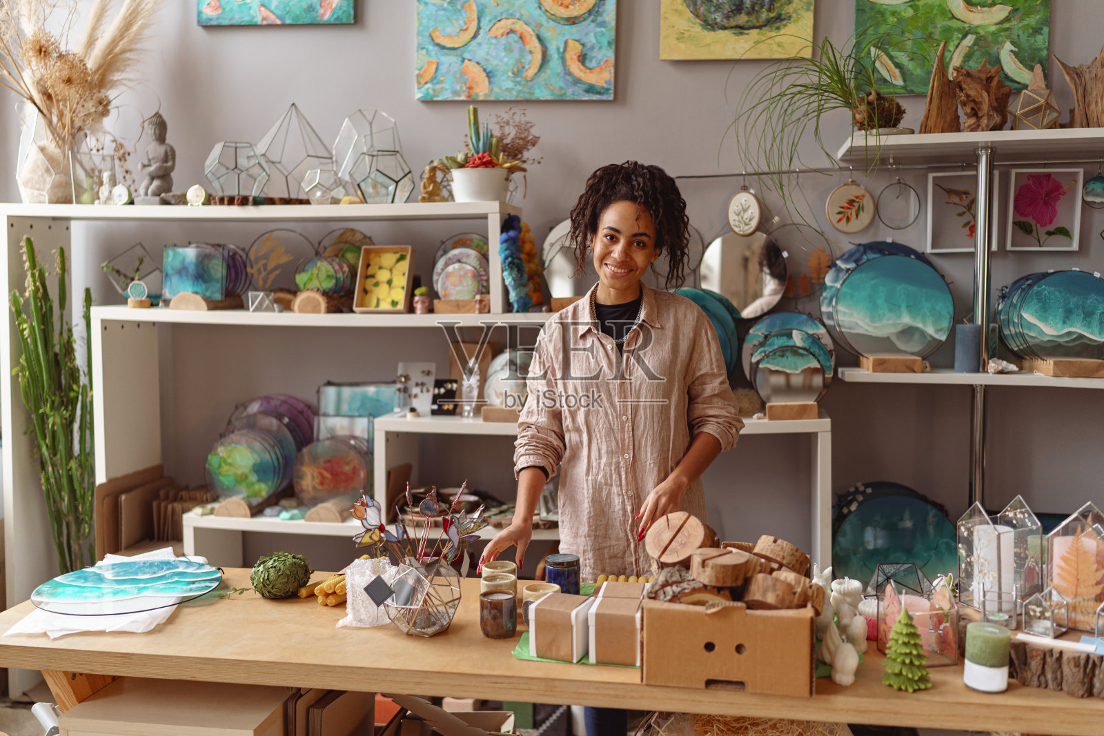 微笑的女人在室内装饰工作室与室内装饰的元素工作照片摄影图片