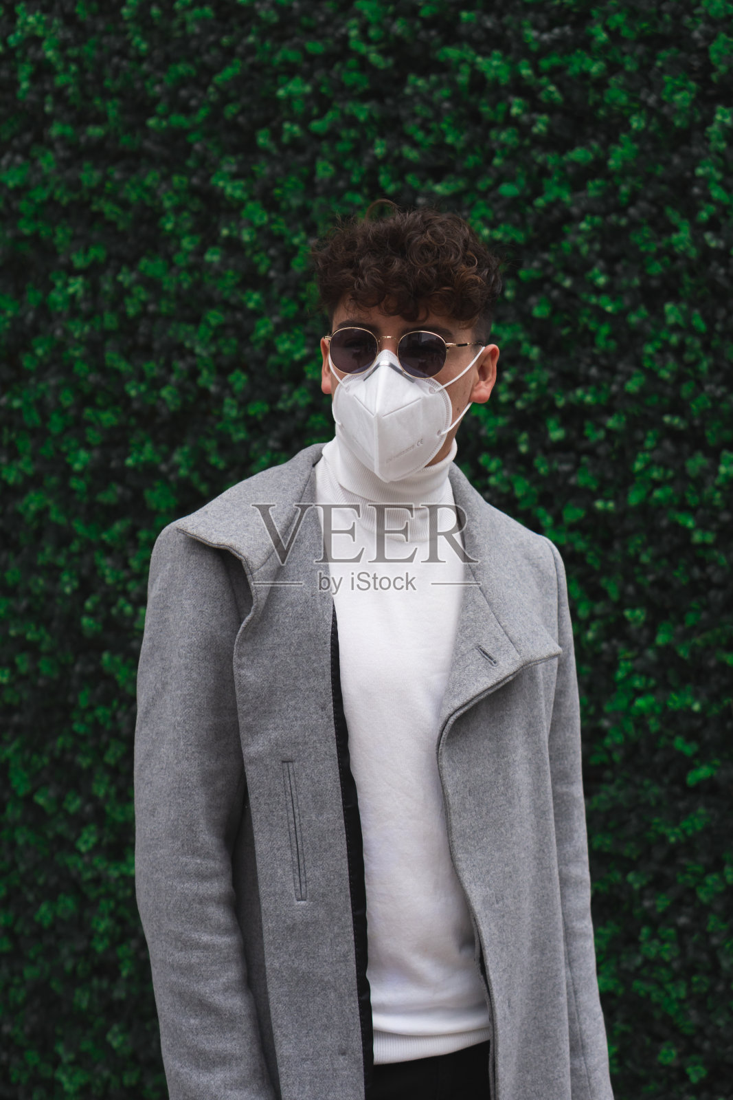 迷人的拉丁裔男子与卷发戴口罩户外照片摄影图片