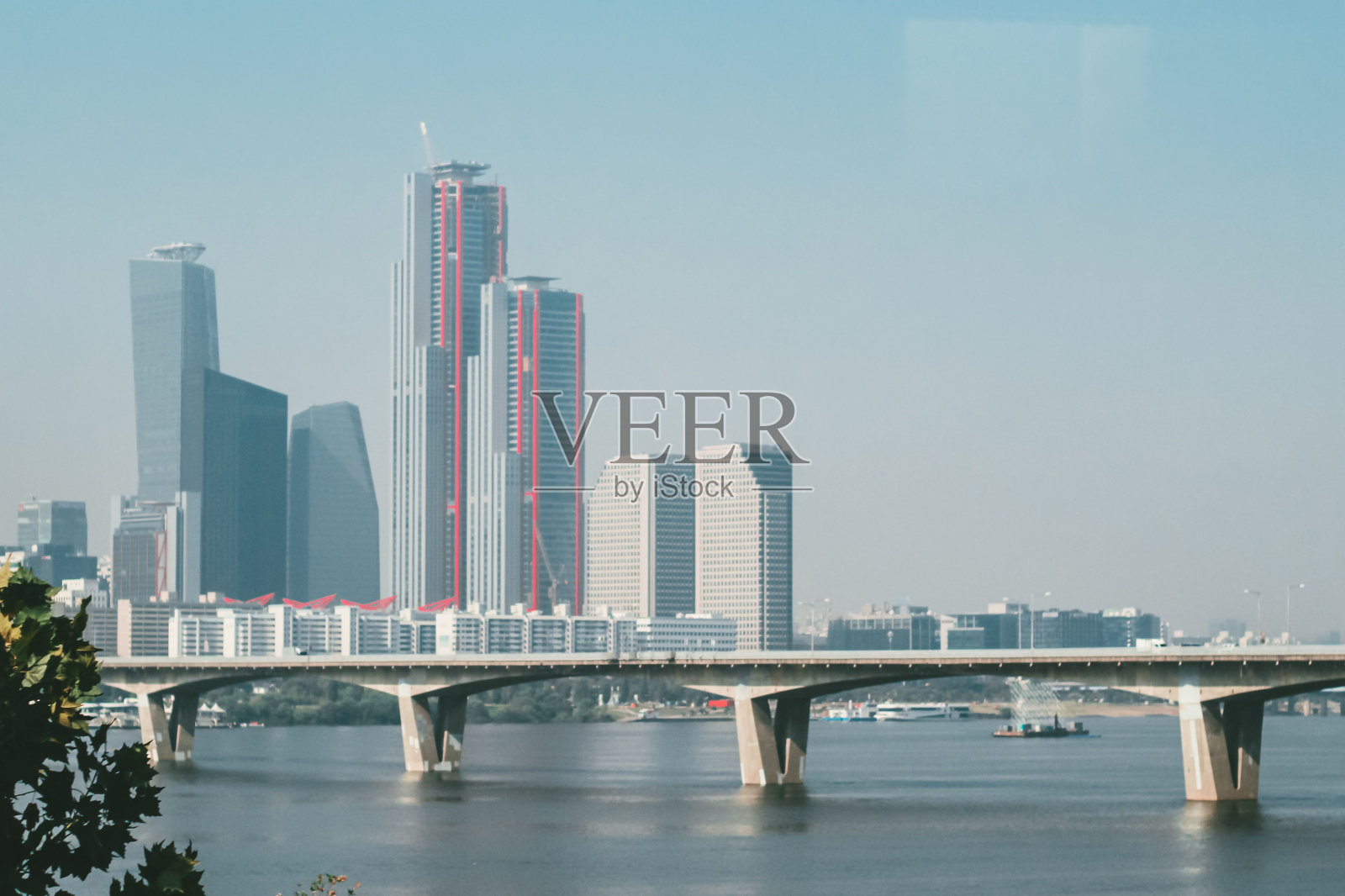 阳光明媚的一天，韩国首尔的城市景观照片摄影图片