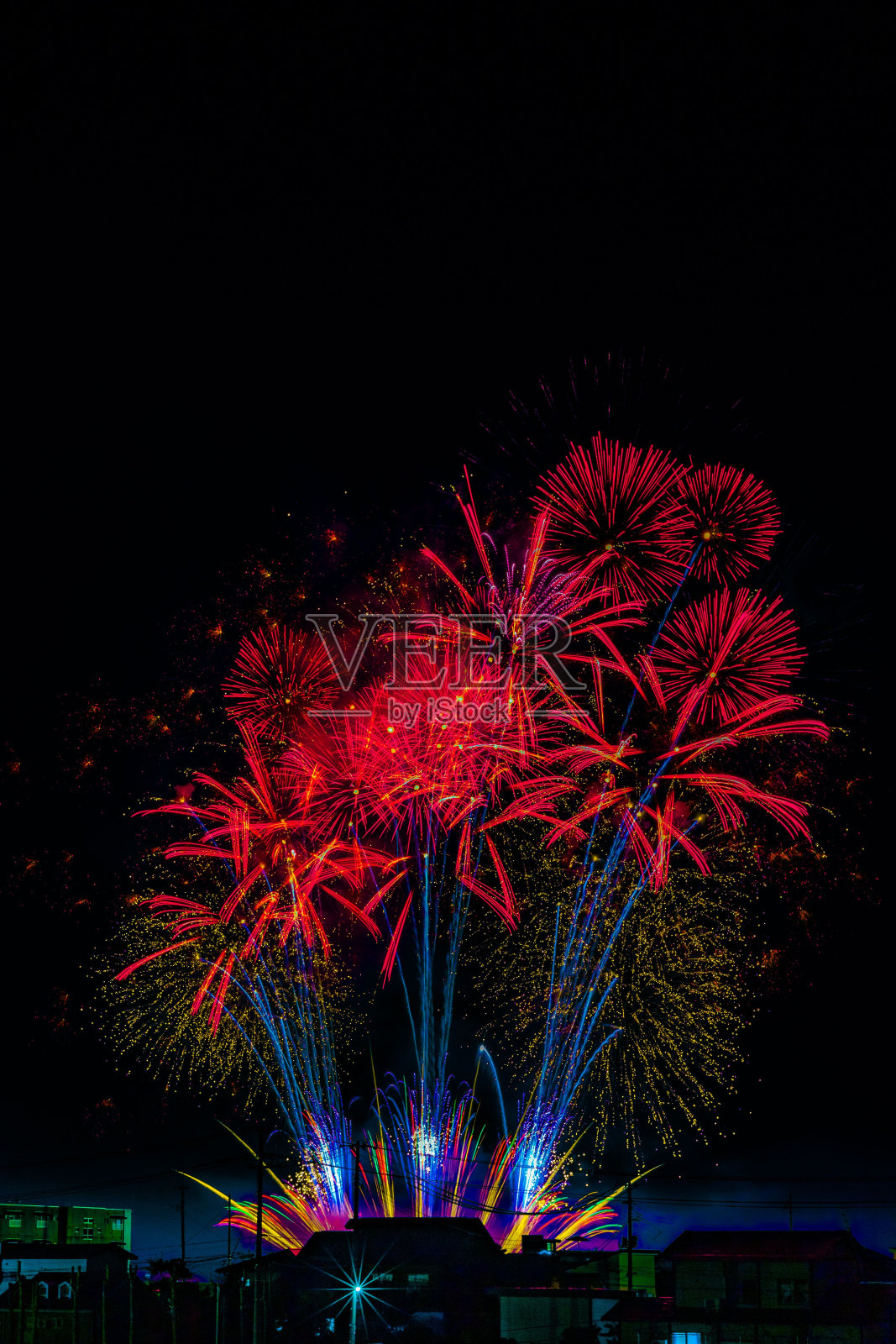垂直拍摄大仙市美丽多彩的烟花。日本秋田县。照片摄影图片