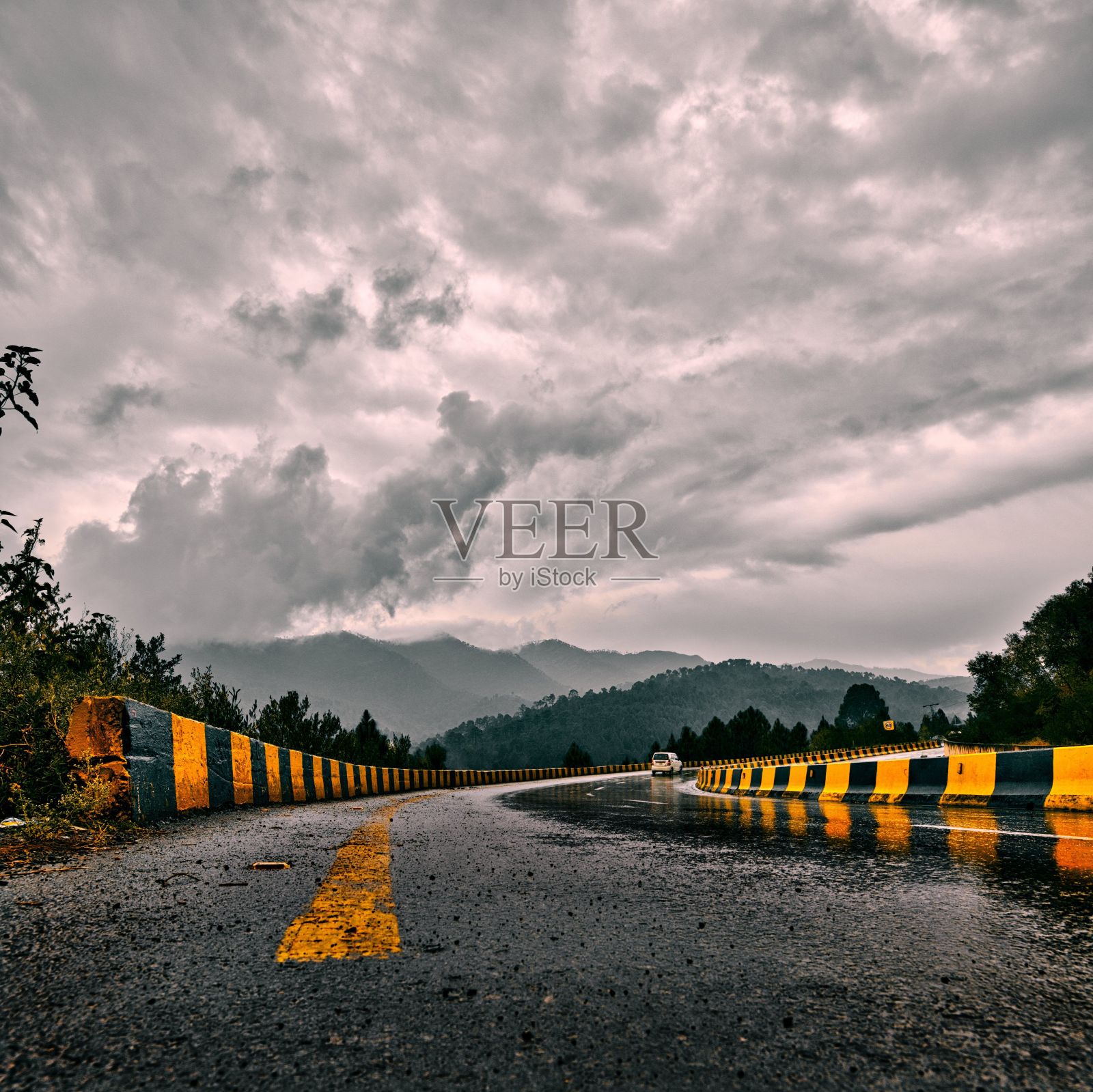 在巴基斯坦的雨天，潮湿的Murree高速公路的美丽镜头照片摄影图片