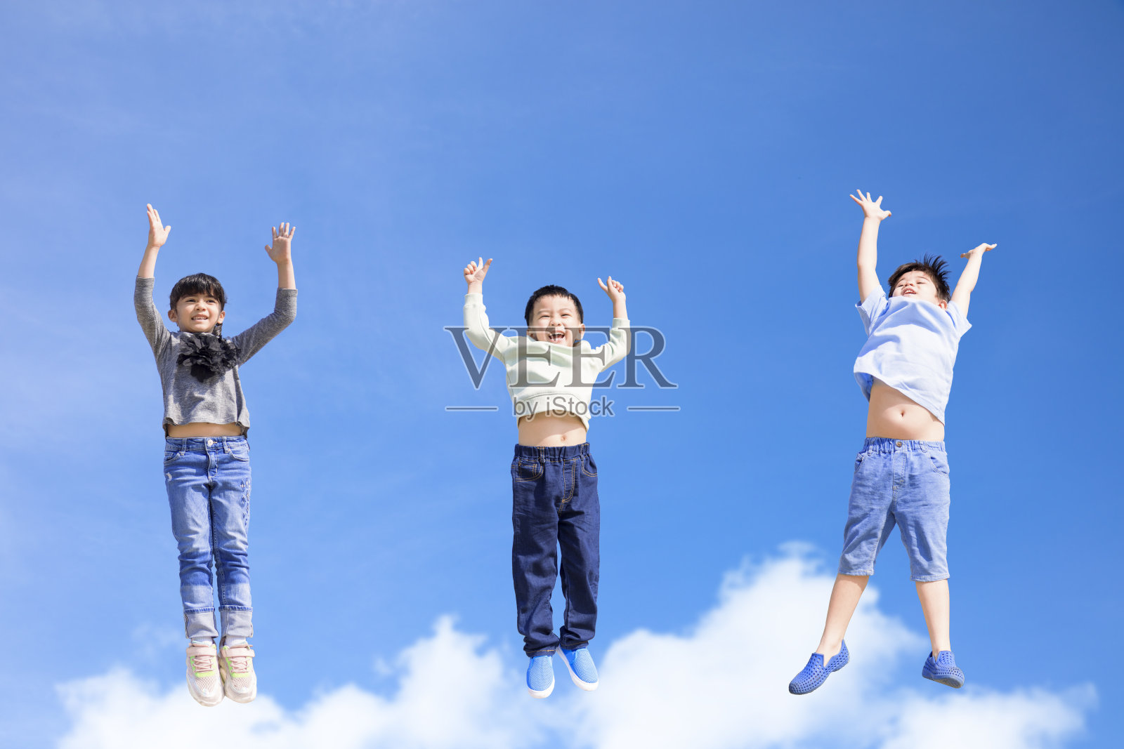 快乐的孩子们在蓝天下蹦蹦跳跳照片摄影图片