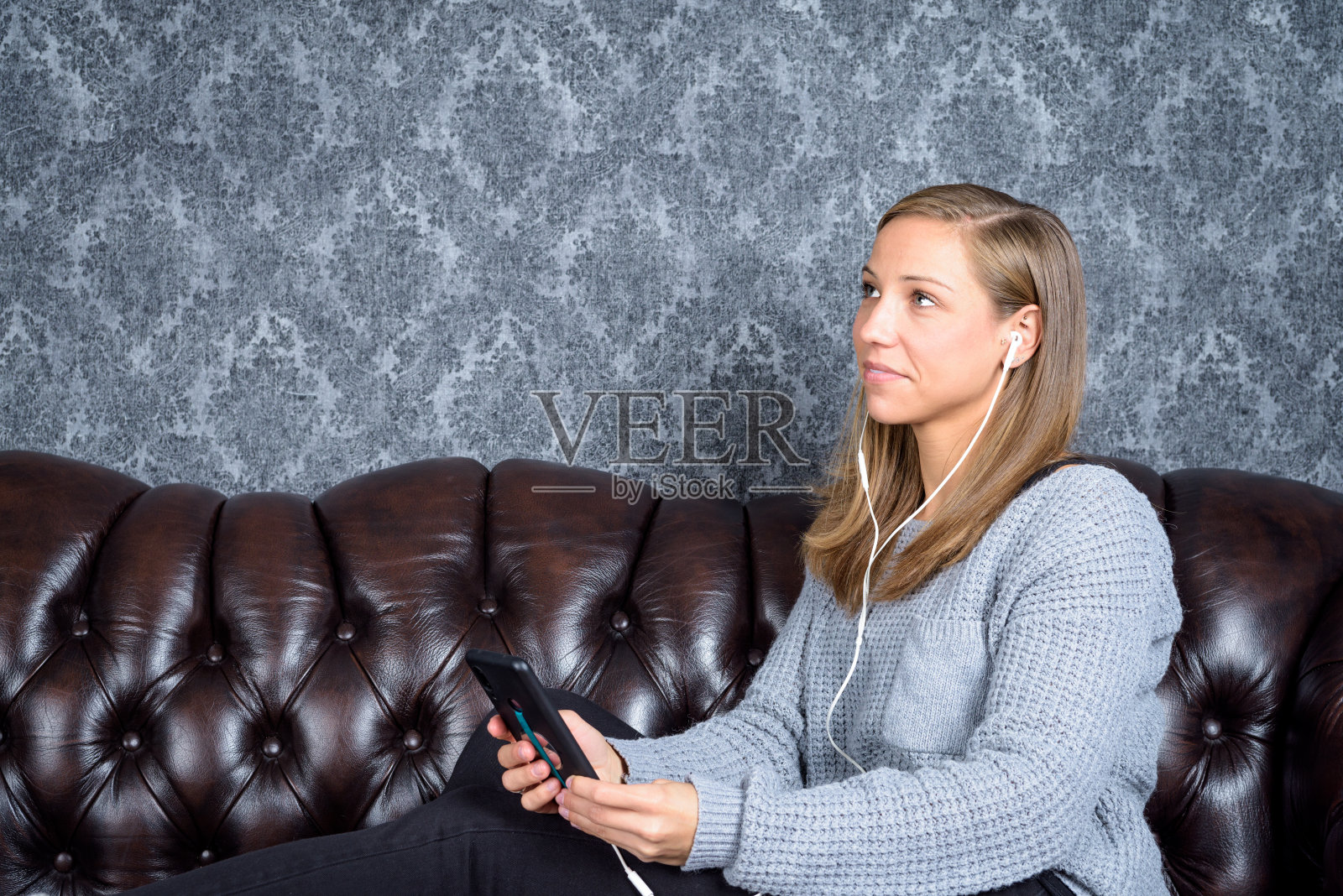 沉思快乐的学生坐着听音乐照片摄影图片