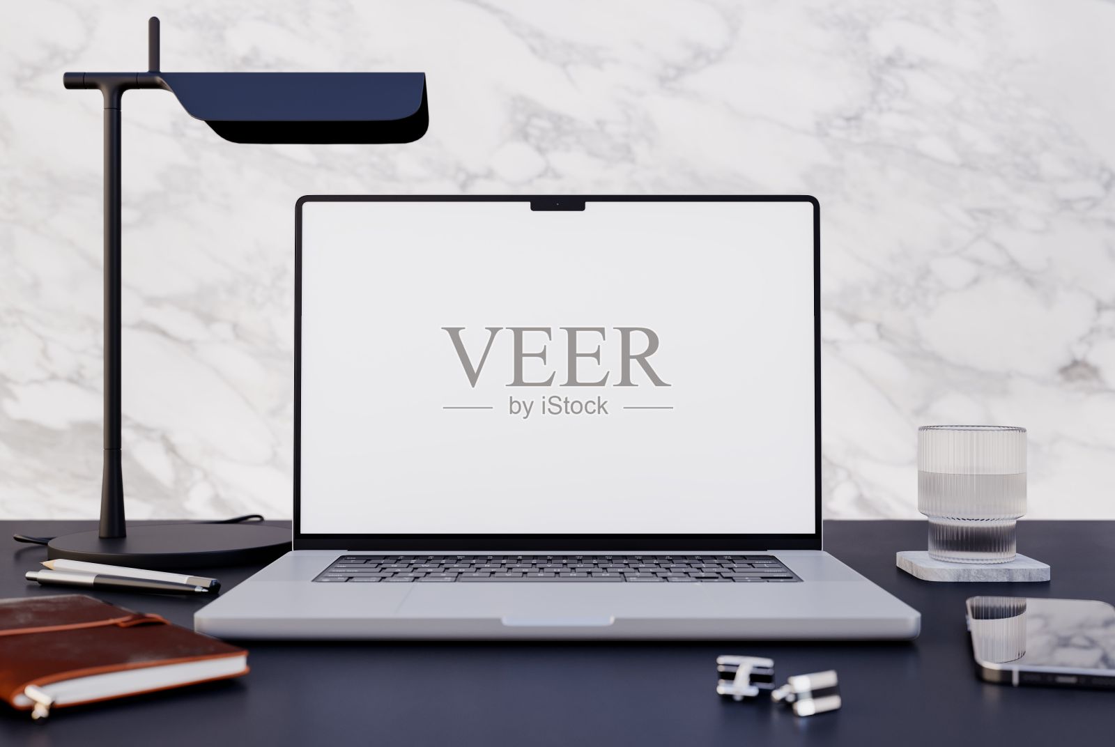 笔记本电脑的3D渲染，白色屏幕放在笔记本电脑旁边的黑色桌子上照片摄影图片