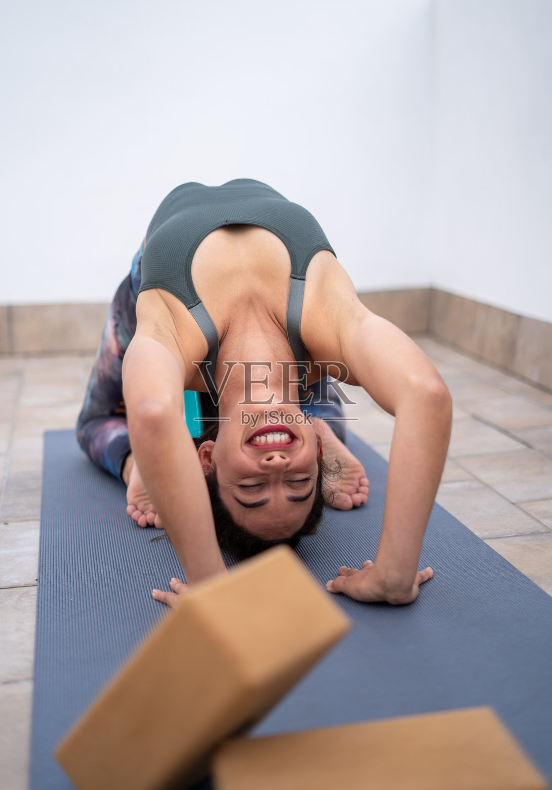 一个白人女性在蓝色垫子上锻炼的垂直镜头照片摄影图片