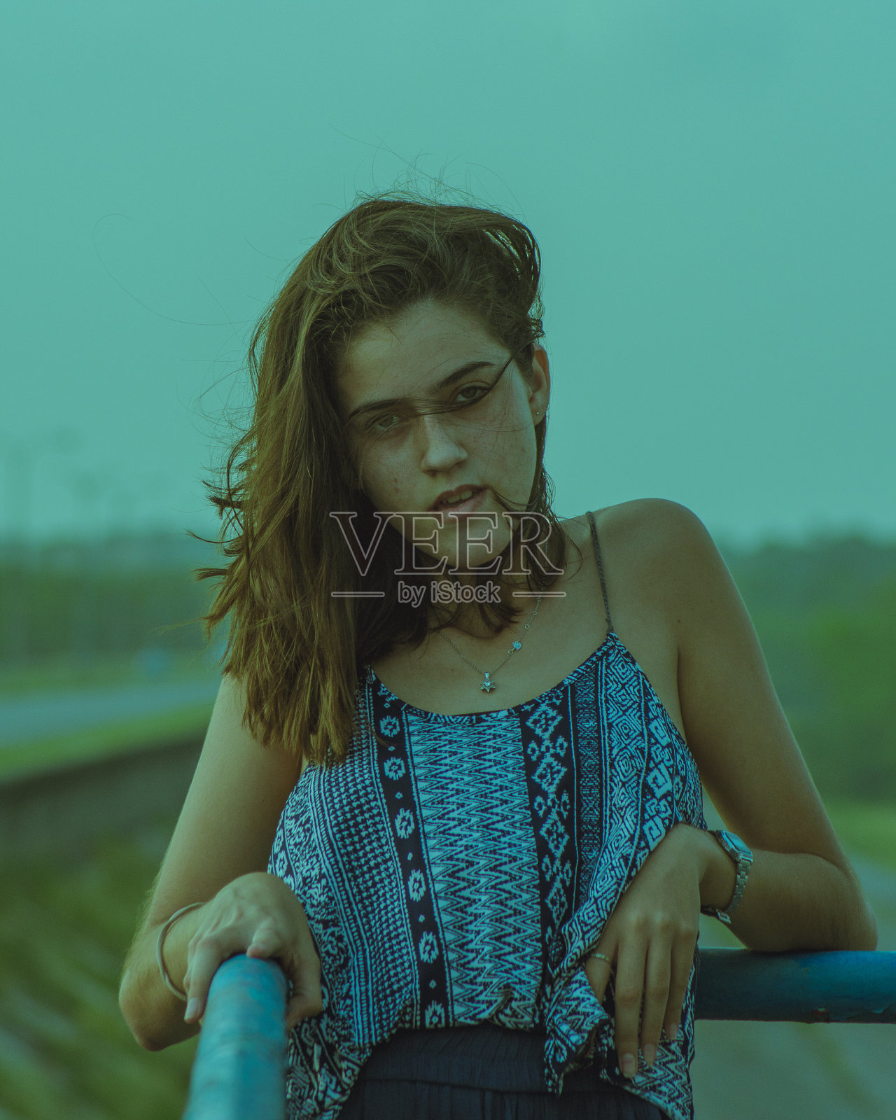 一个白人女孩摆姿势拍照的垂直镜头照片摄影图片