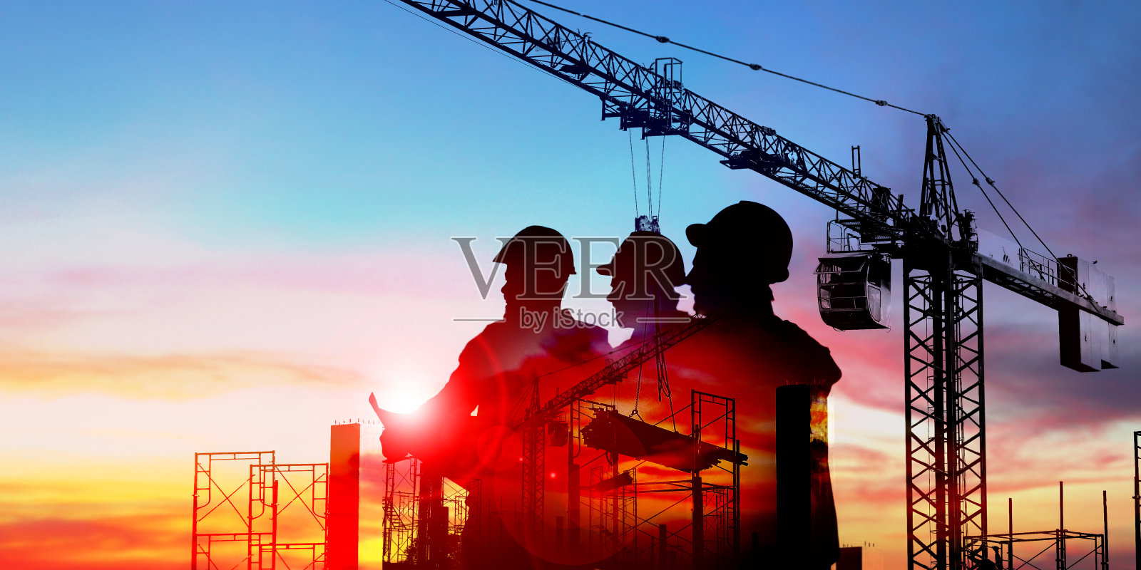 工程团队在现场工作照片摄影图片