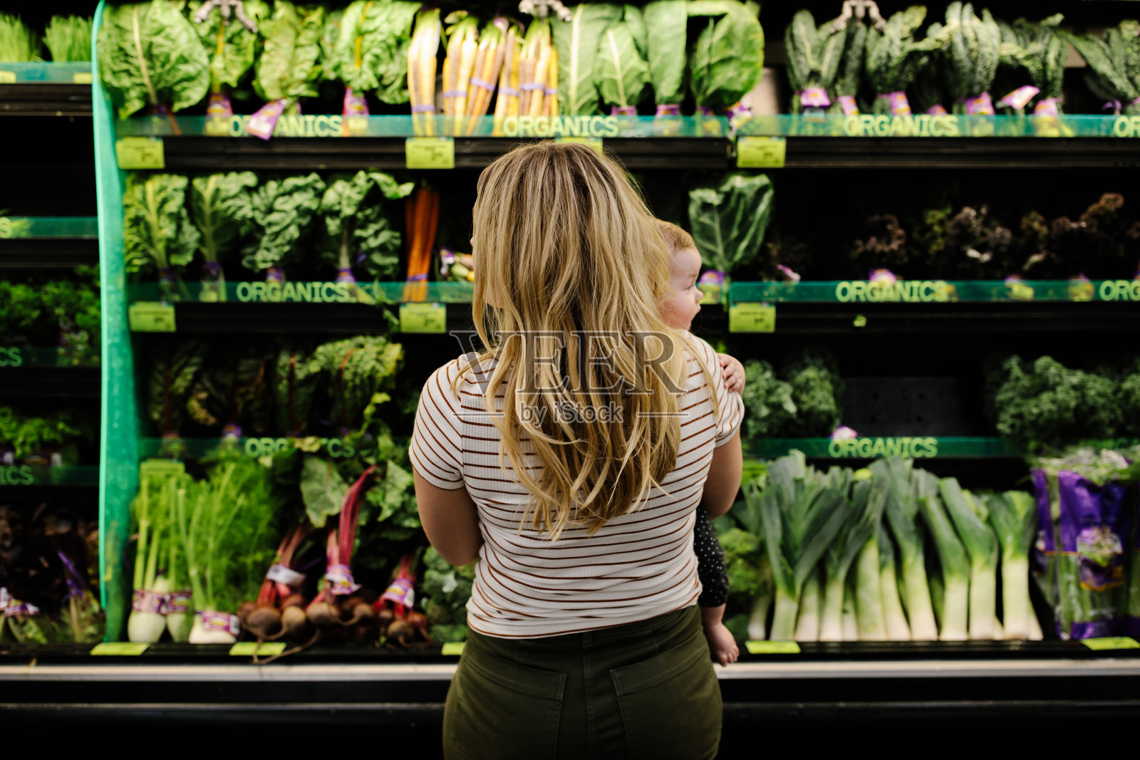 一位母亲和她的小女儿在杂货店的有机食品区照片摄影图片