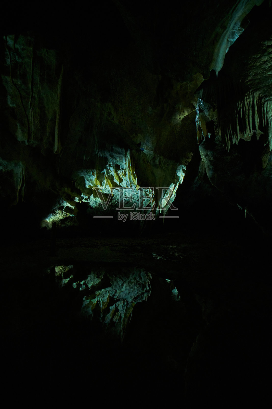 Macocha内部的石灰岩构造照片摄影图片