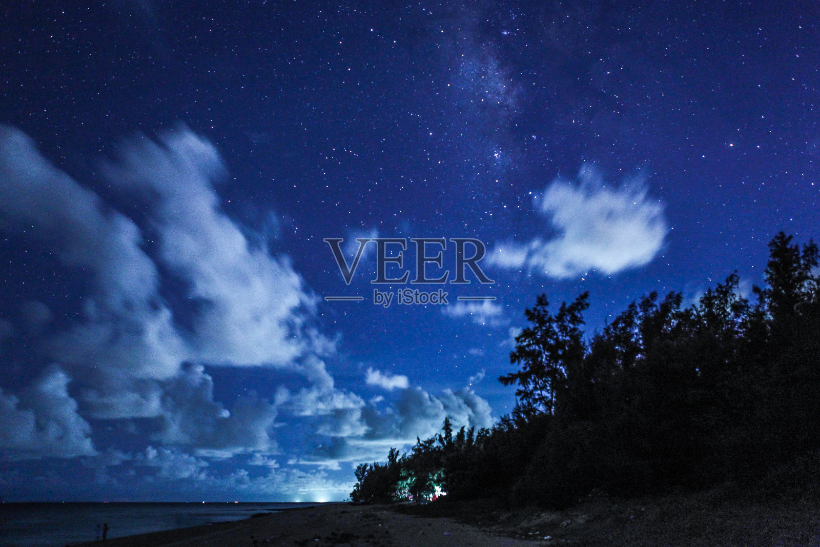 迷人的海景，美丽的星空照片摄影图片