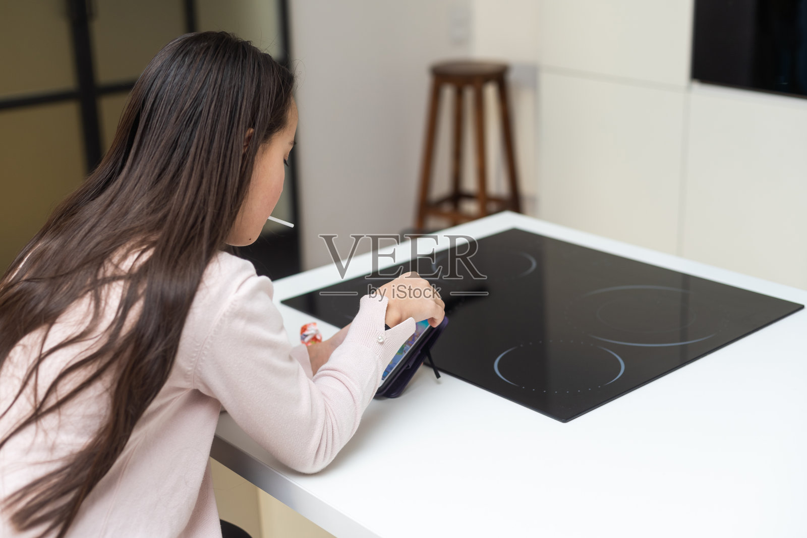 少女使用现代智能手机照片摄影图片