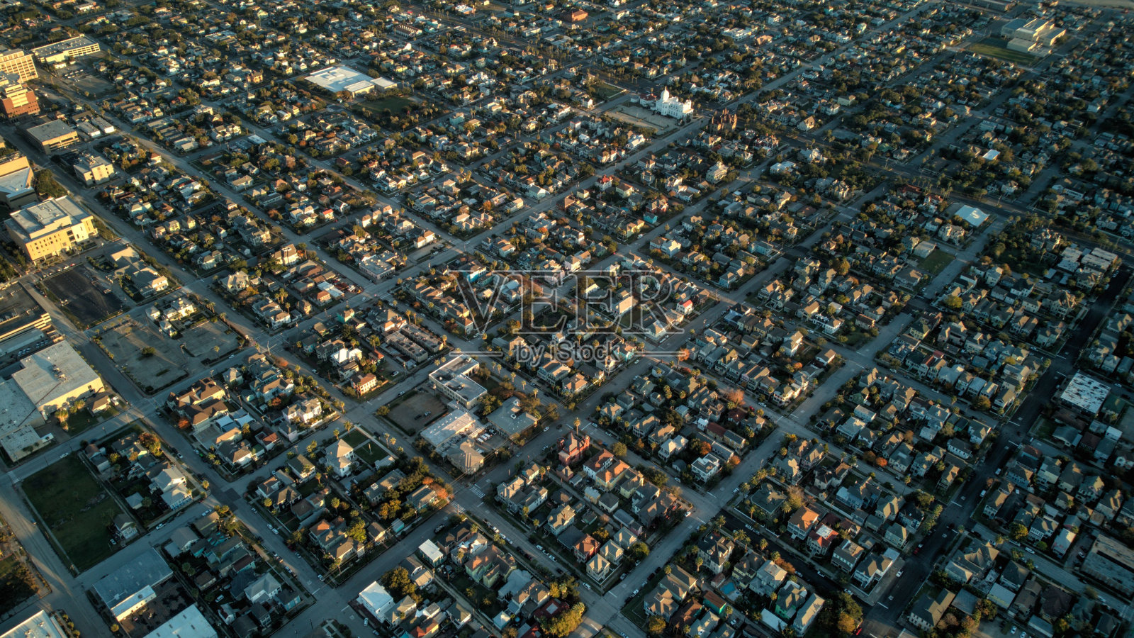 空中拍摄的郊区社区-中产阶级住宅区照片摄影图片