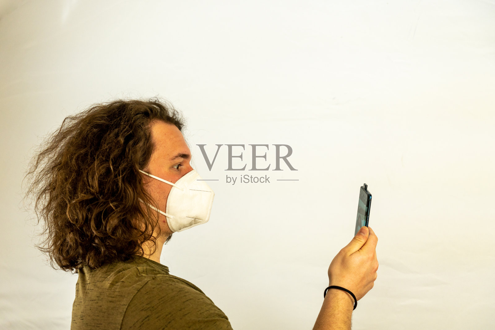 一个留着长发的年轻中东男子的特写镜头照片摄影图片