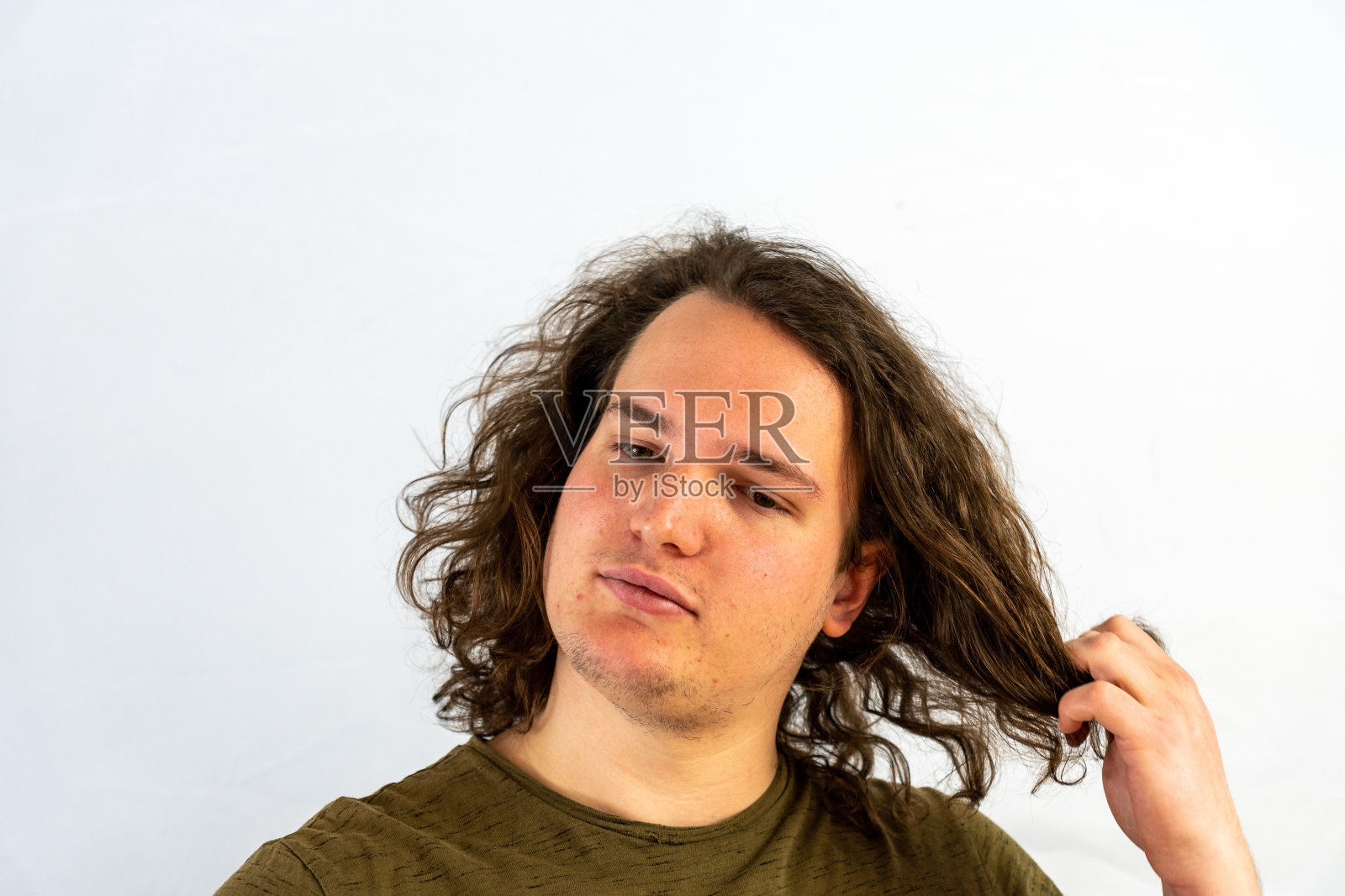 一个留着长发的年轻中东男子的特写镜头照片摄影图片