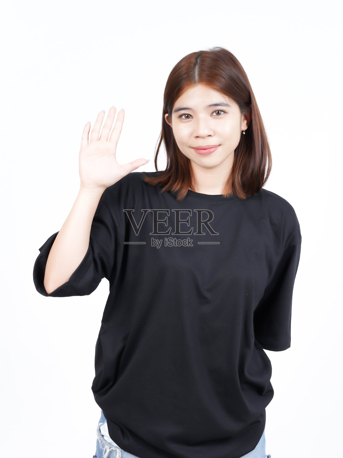 在白色背景上孤立的美丽亚洲女性的相机前打招呼或挥手照片摄影图片