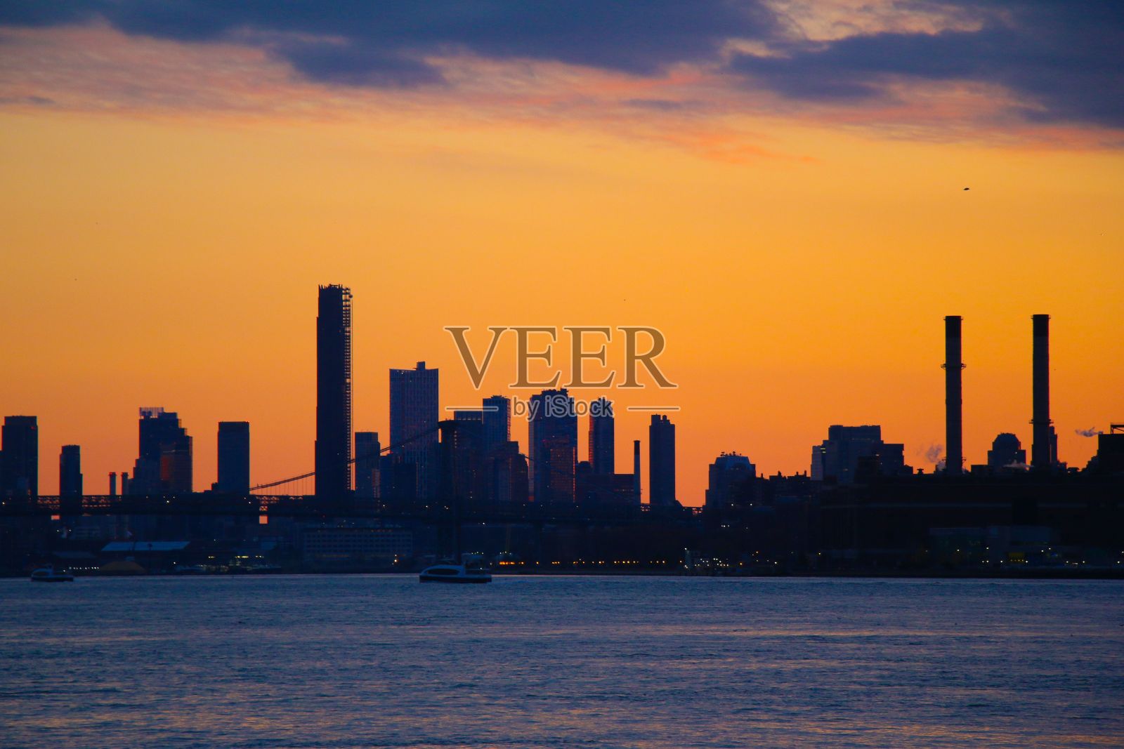 日落时分纽约东河上曼哈顿下城天际线的剪影照片摄影图片