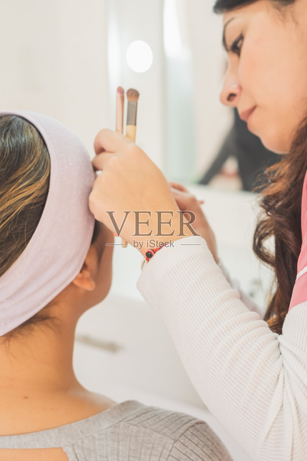 一名年轻女子正准备为一个特殊的活动化妆。照片摄影图片