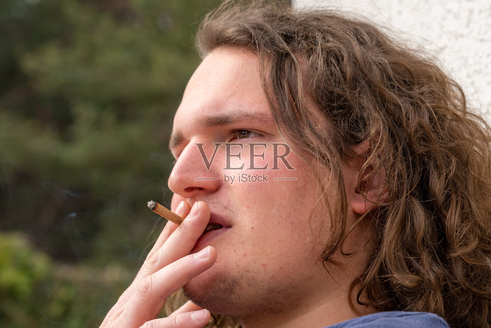 肖像的一个男性长金发吸烟照片摄影图片