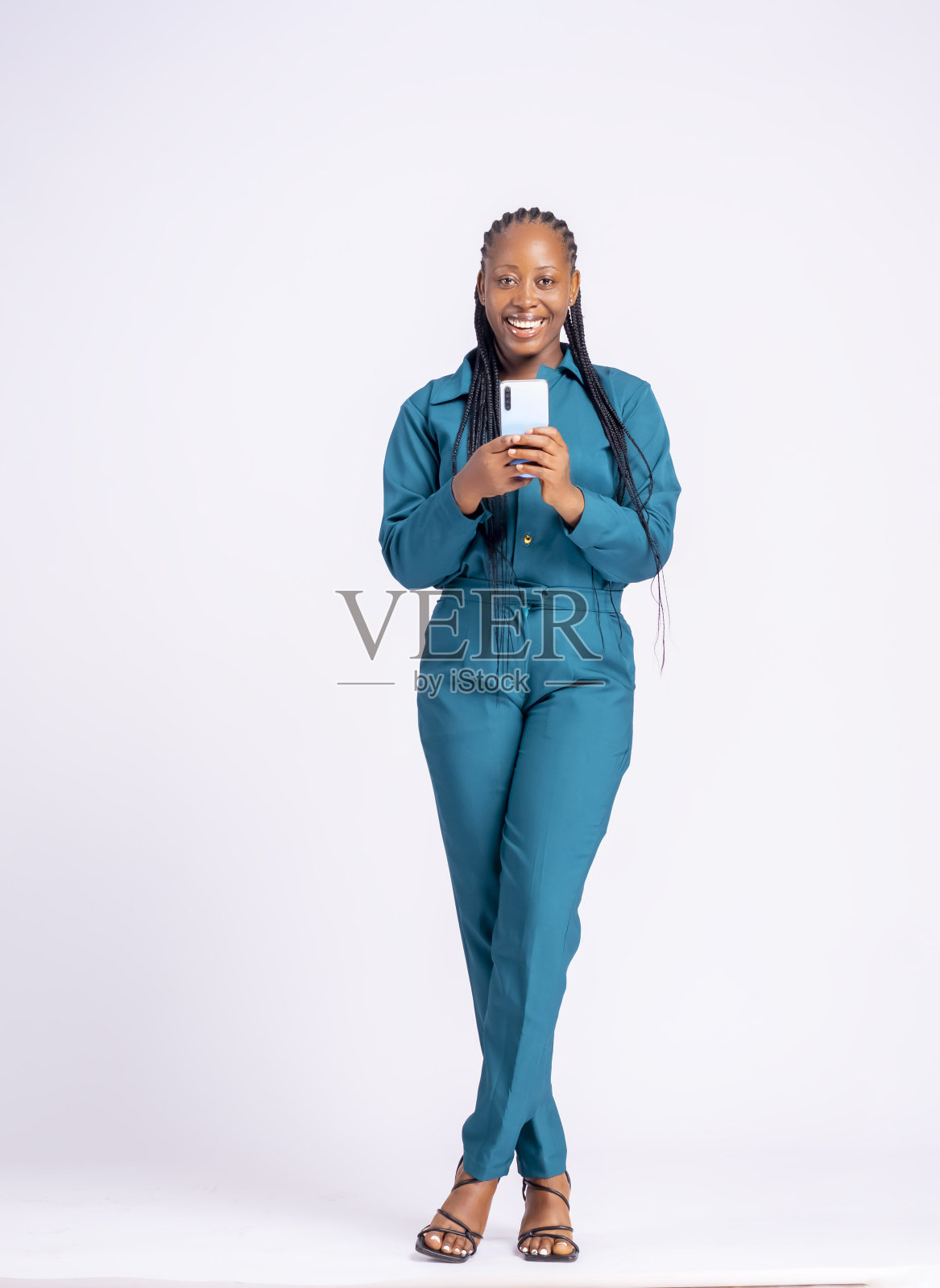 一位来自尼日利亚的年轻非洲女士用手机摆姿势的垂直镜头照片摄影图片