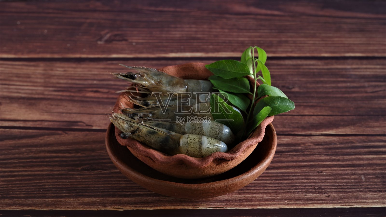 鲜虾或虾在传统的瓦罐。凡纳美照片摄影图片