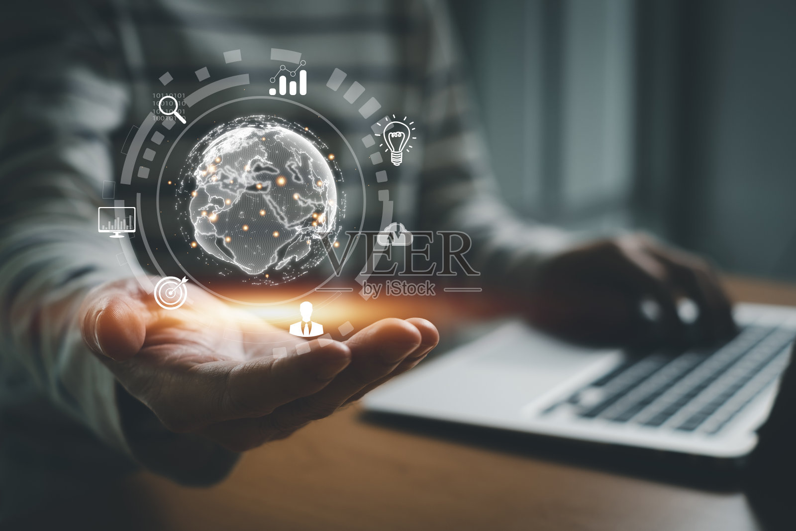 商业企业家使用搜索引擎优化SEO来创建营销活动，以增加销售收入，并为在线销售交易驱动流量。全球商业战略与互联网。照片摄影图片