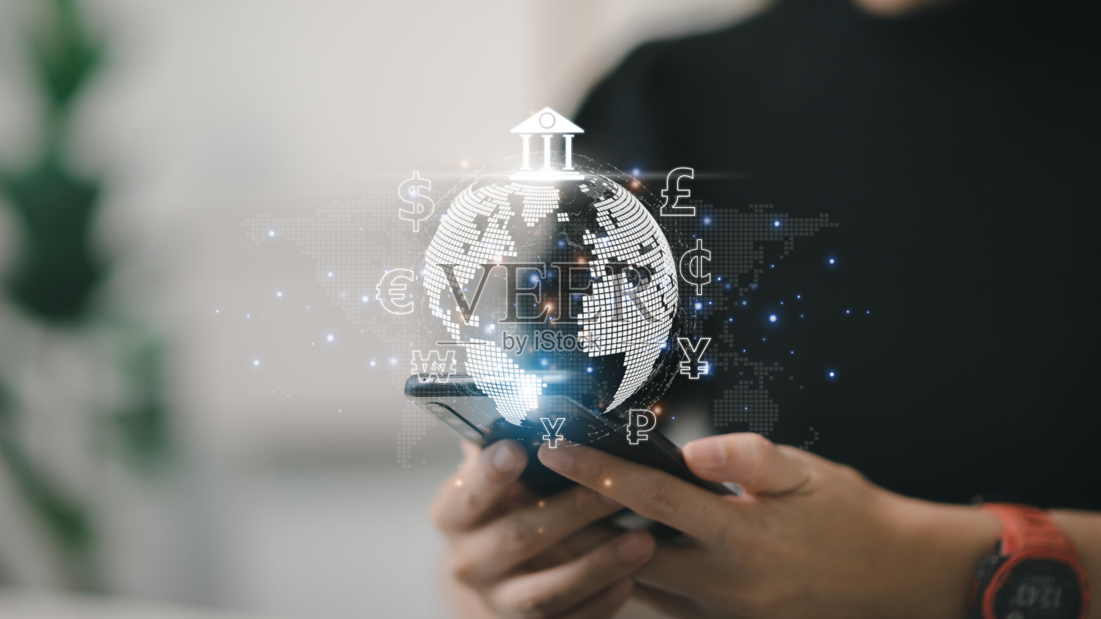 女性使用移动电话和笔记本电脑进行世界各国之间的转账和货币兑换。网上银行同业支付概念。照片摄影图片