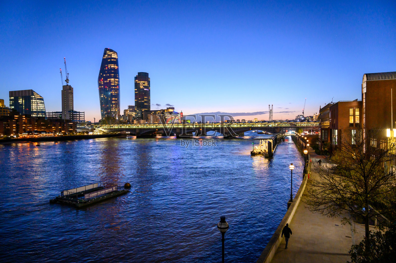 泰晤士河，一个黑衣修士，南岸塔照片摄影图片