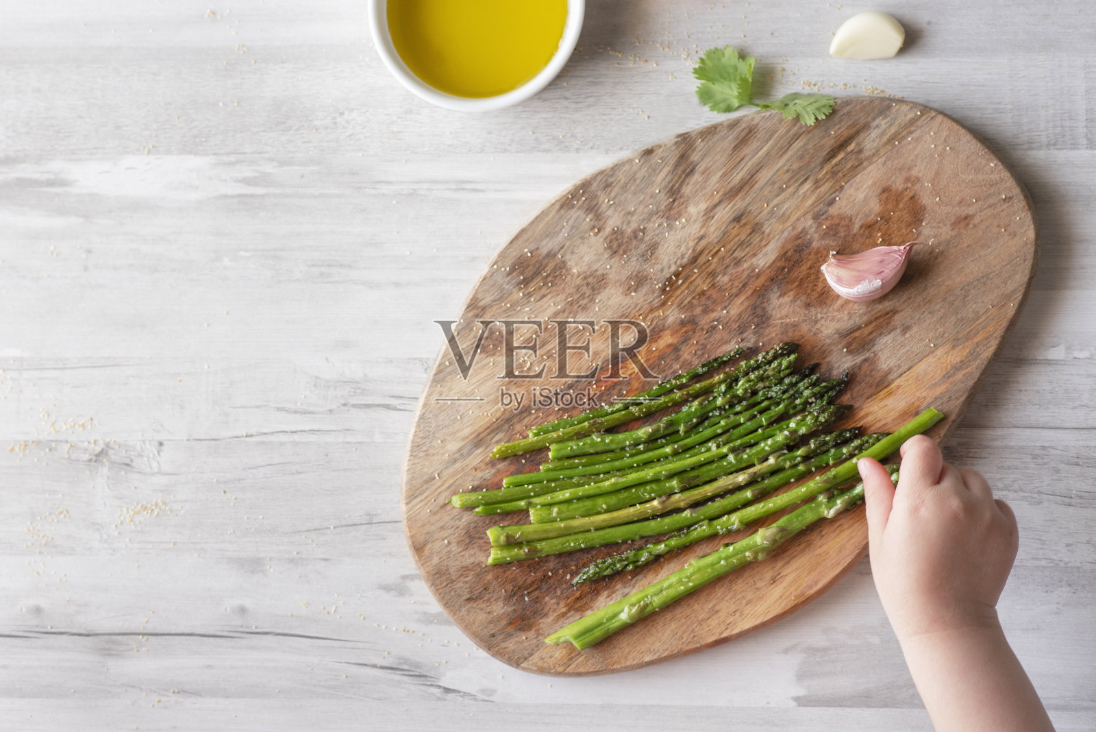 俯视图，一个女人的手在厨房的木板上排列绿色芦笋照片摄影图片