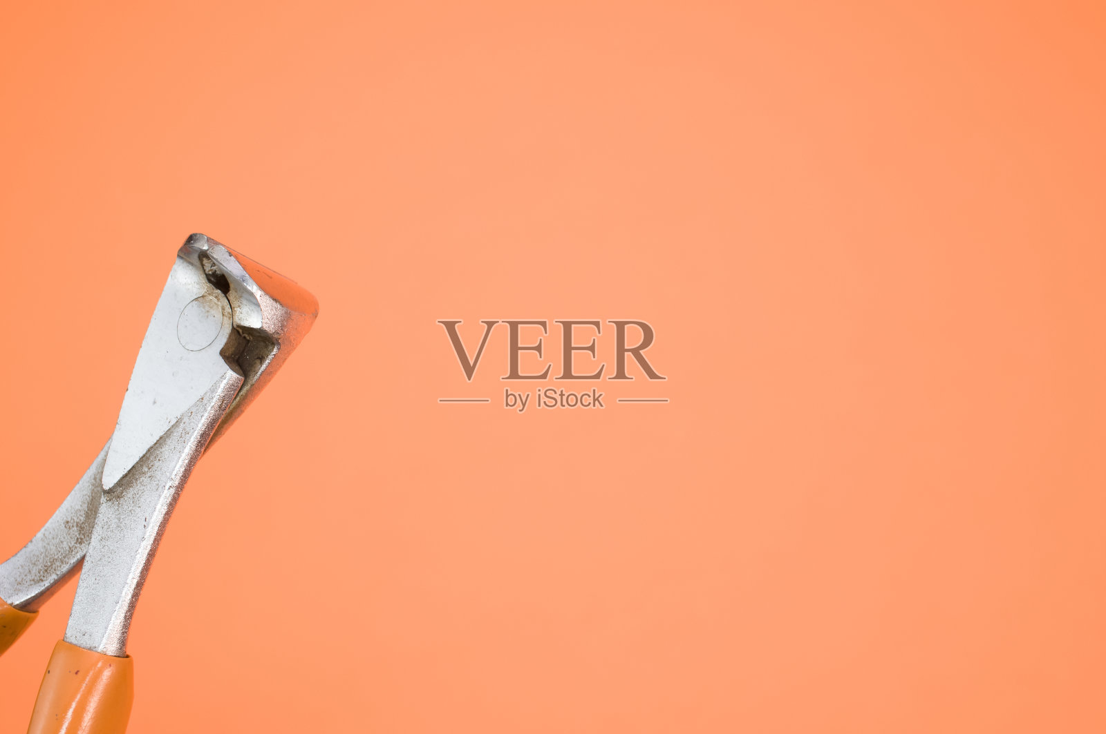 特写镜头的末端切割钳在一个彩色的背景照片摄影图片