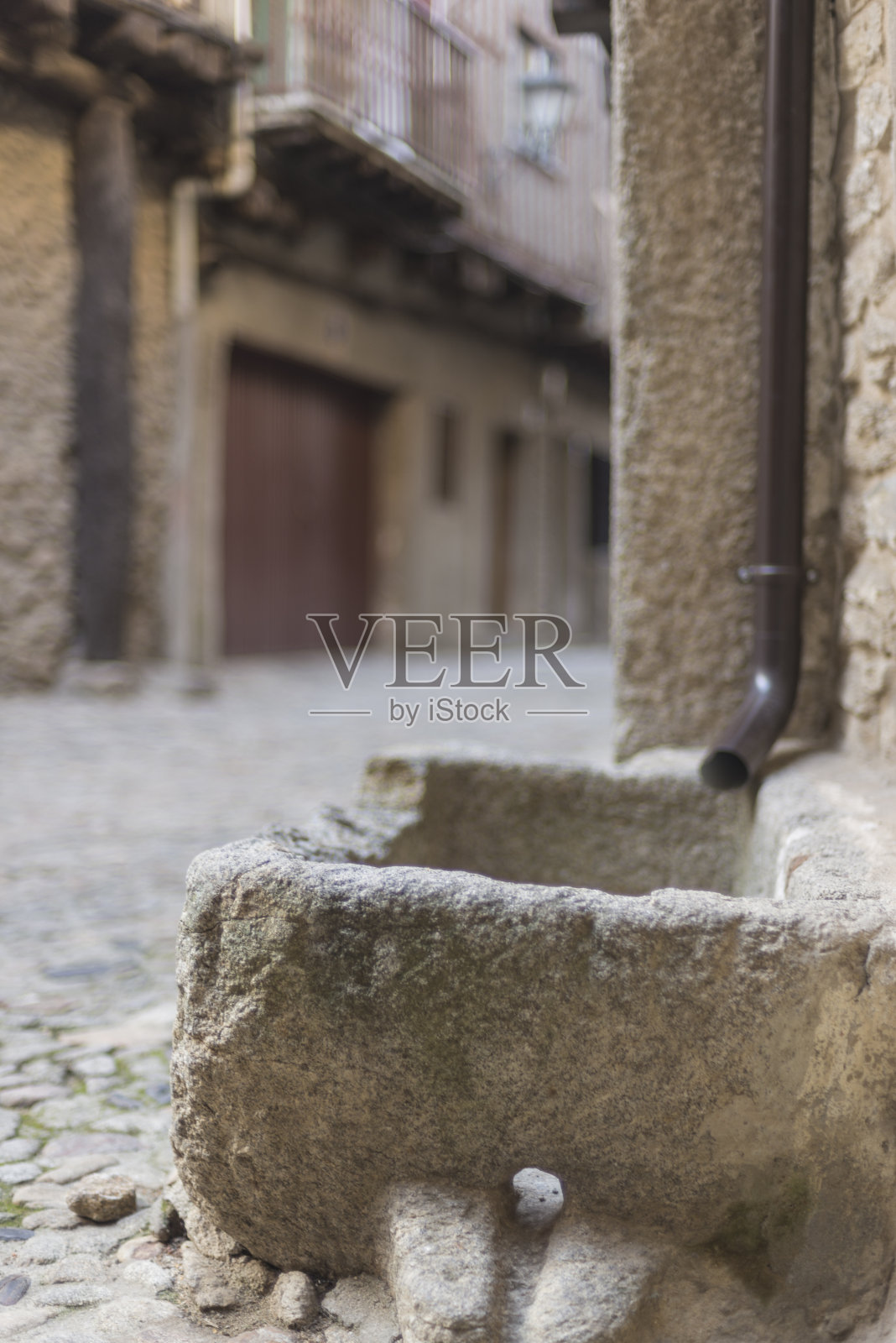 在西班牙卡斯蒂利亚-拉曼查的萨拉曼卡，一个破碎的雨水石容器的特写镜头照片摄影图片