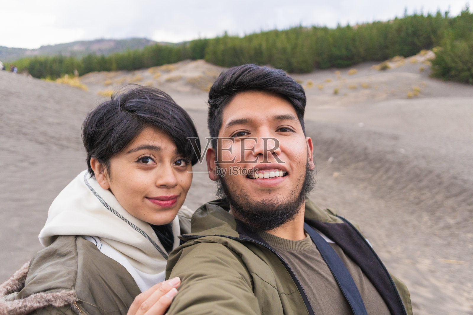 一对年轻夫妇享受他们的旅行特写。厄瓜多尔。照片摄影图片