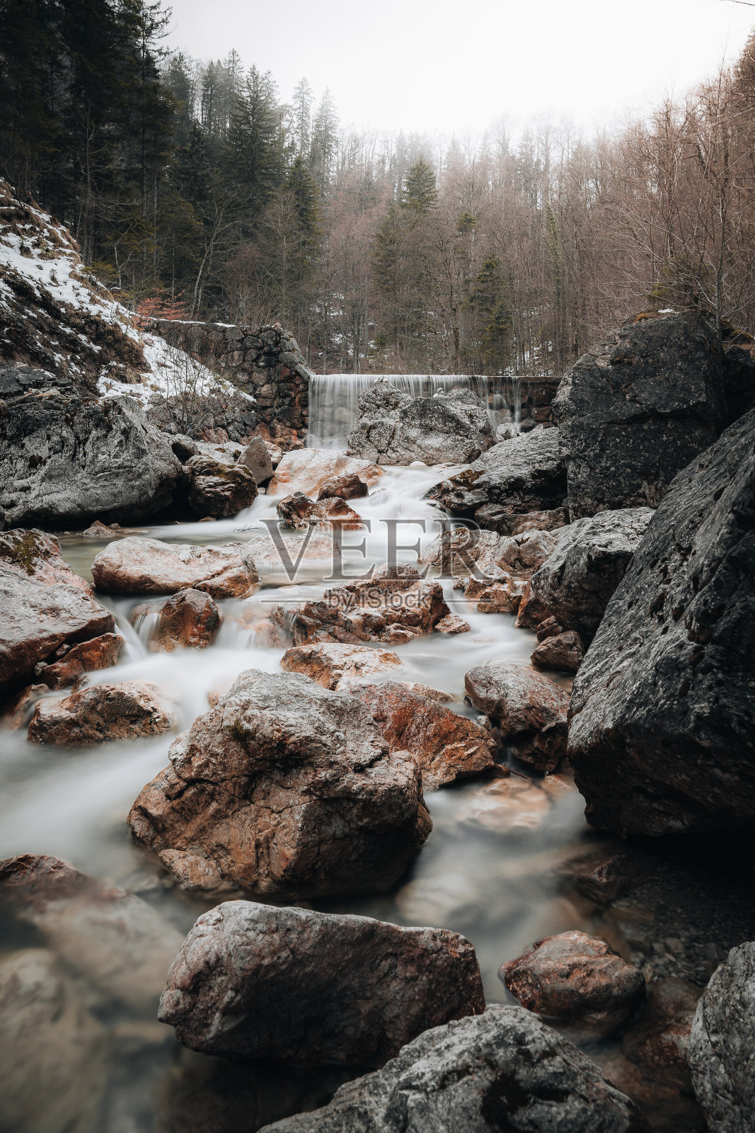 美丽的景色，一个强大的瀑布流经岩石悬崖在德国照片摄影图片