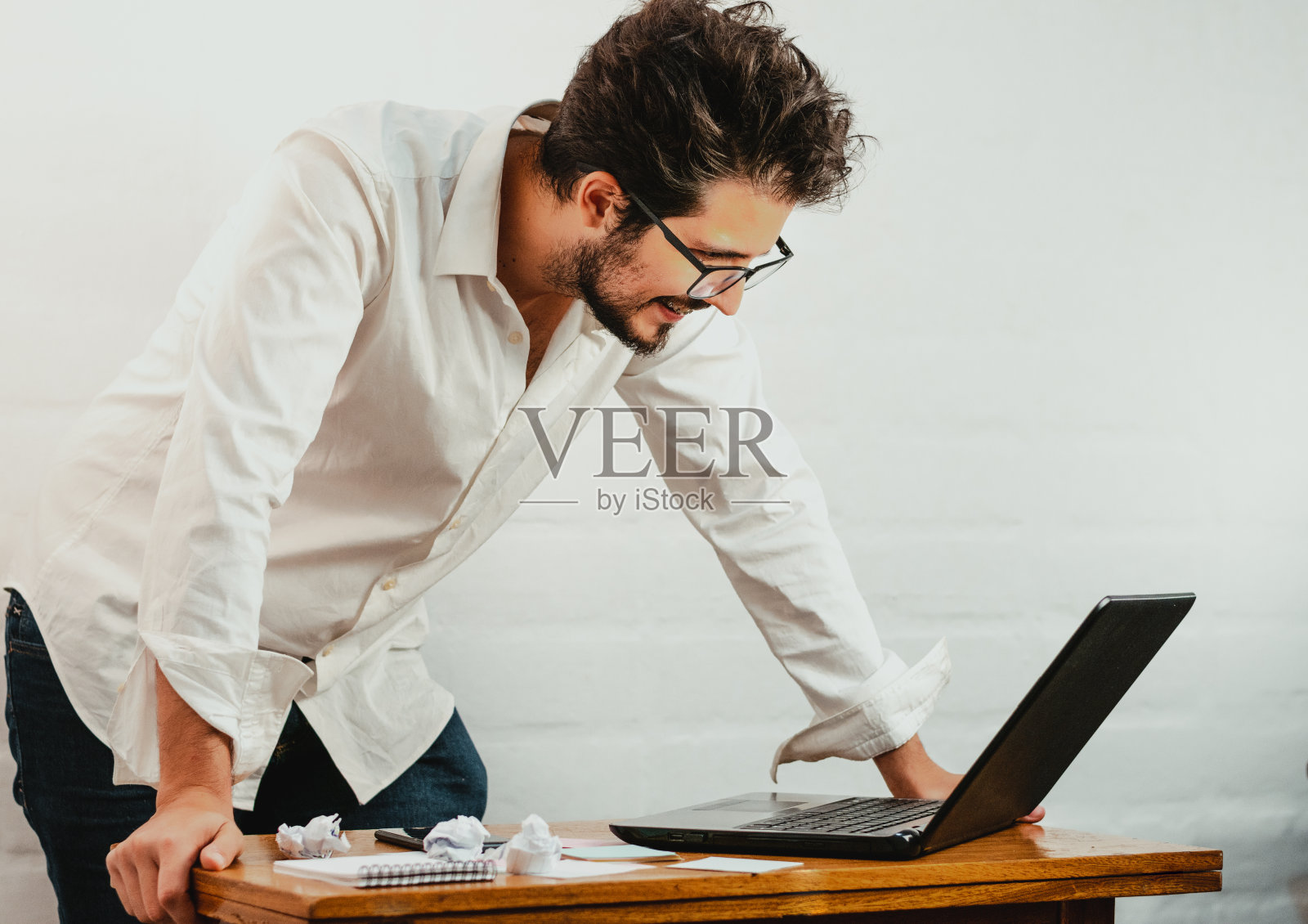 一个白人男子在视频通话中微笑的特写镜头照片摄影图片