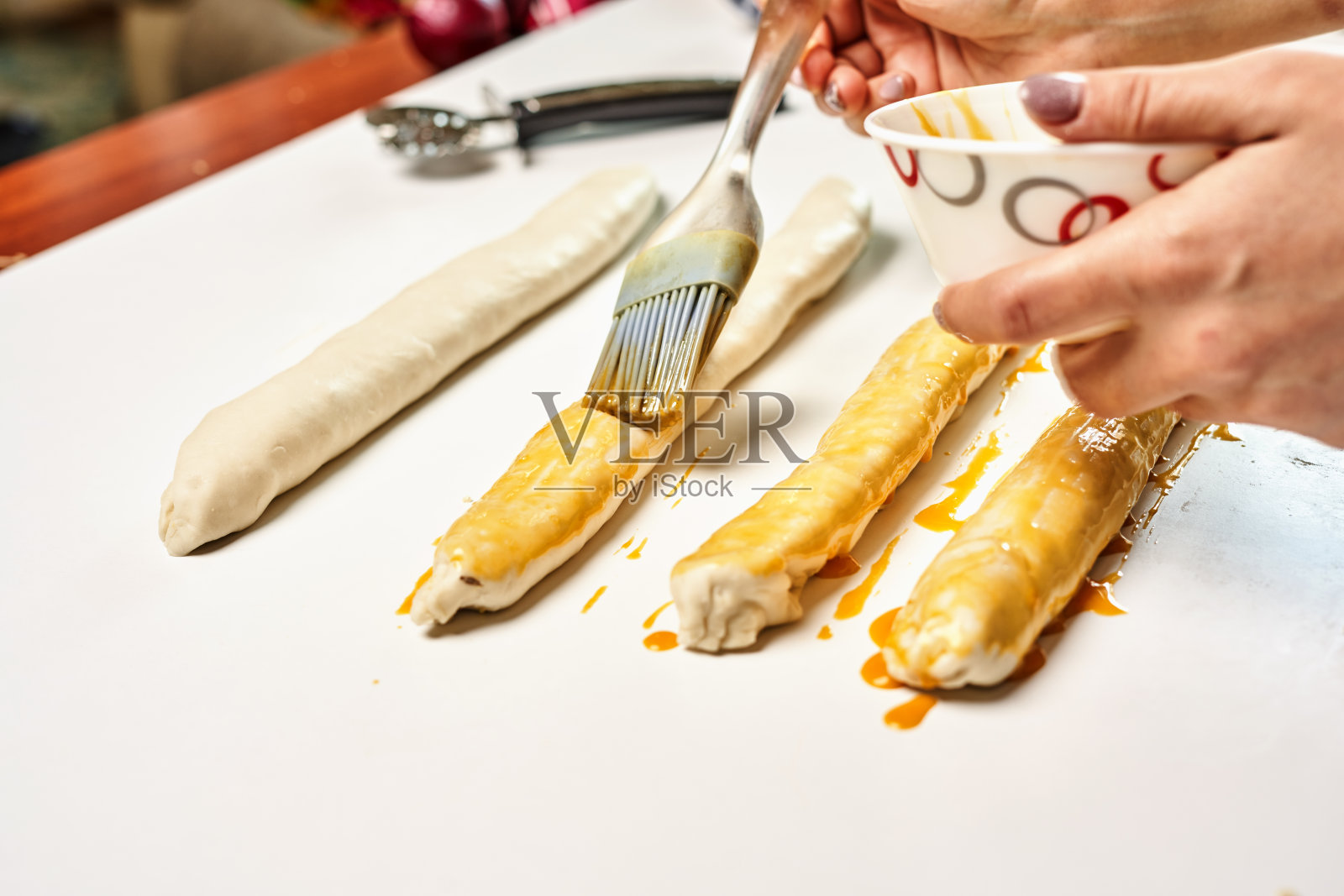 一个人用南瓜丝和白软干酪自制卷的特写镜头照片摄影图片