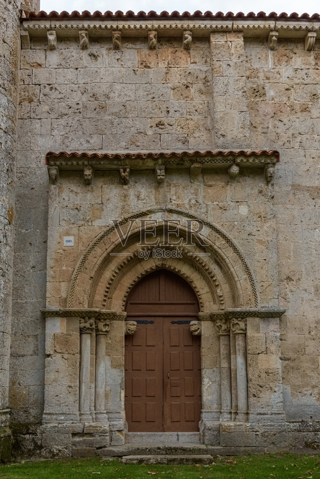 西班牙布尔戈斯的Nuestra Senora del Valle教堂的正门垂直拍摄照片摄影图片