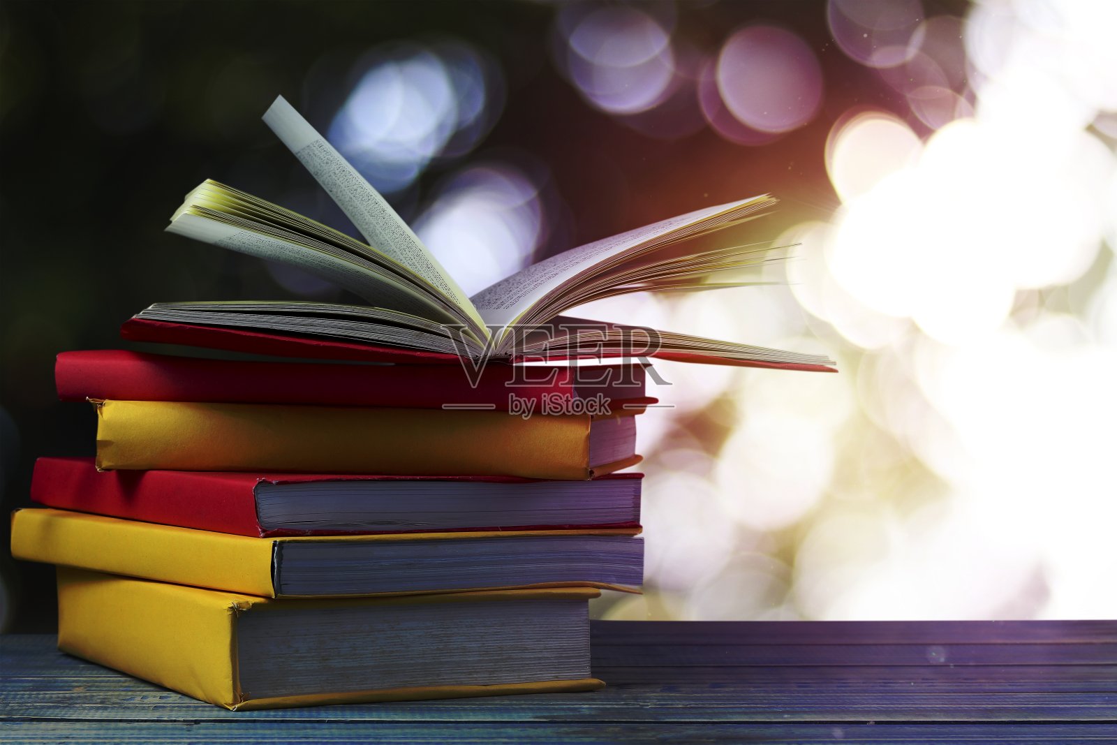 书在木桌与散景背景照片摄影图片