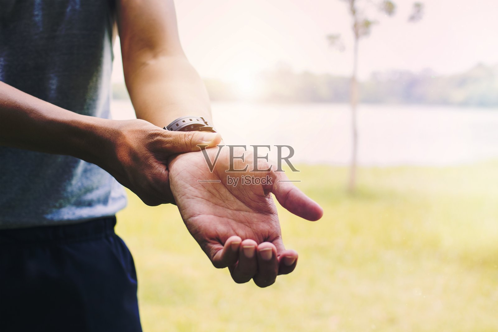 运动男子在运动和锻炼时手和手臂受伤照片摄影图片